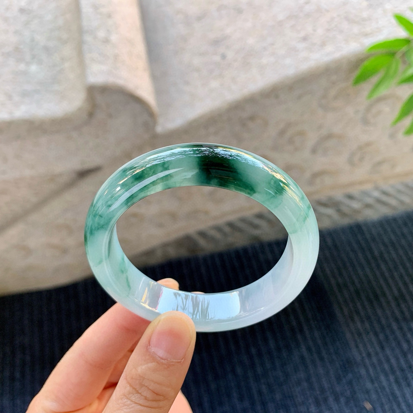 正圈53 54
【圈口】54.5/13.8/8.2
【描述】冰糯飘花，水润，种老，细腻，无纹裂！