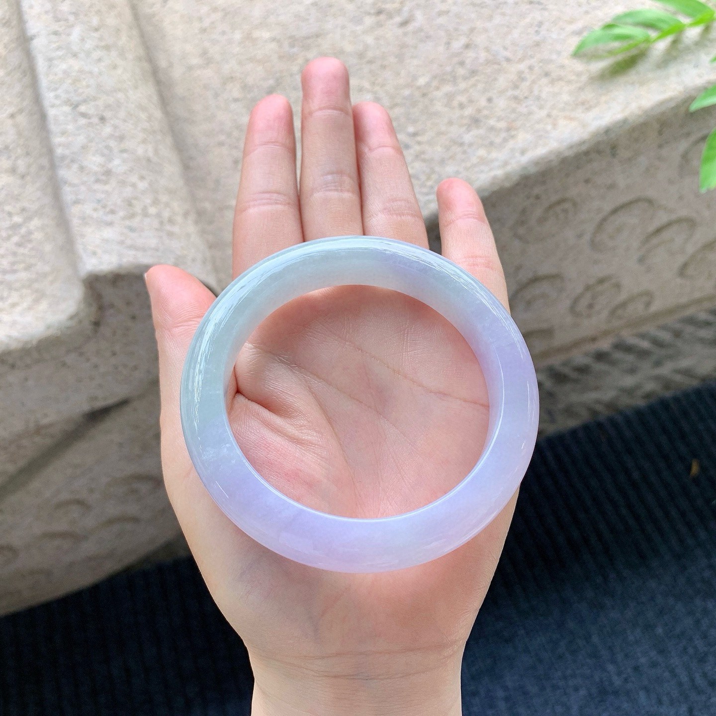 正圈58 59
【圈口】58.8/12/9.8
【描述】糯冰椿彩，水润，种老，细腻，无裂纹！