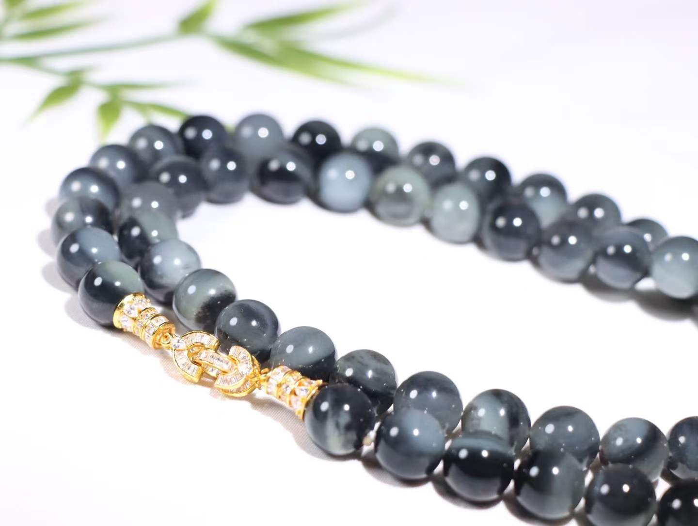 【水墨青花.项链】

新疆和田青花籽料珠圆玉润项链 玉质温润细腻  整串打磨圆润，佩戴舒适。珠珠落玉