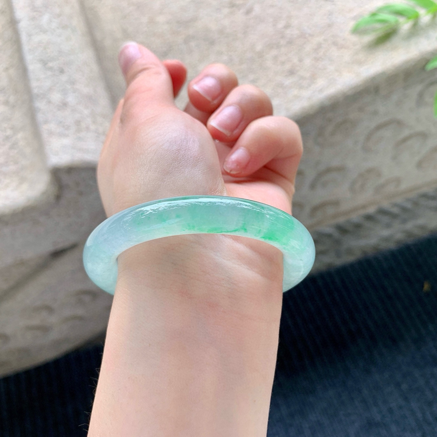 圆条50 51
【圈口】51.3/9.8/9.7
【描述】冰飘绿，水润，种老，细腻，无裂纹！