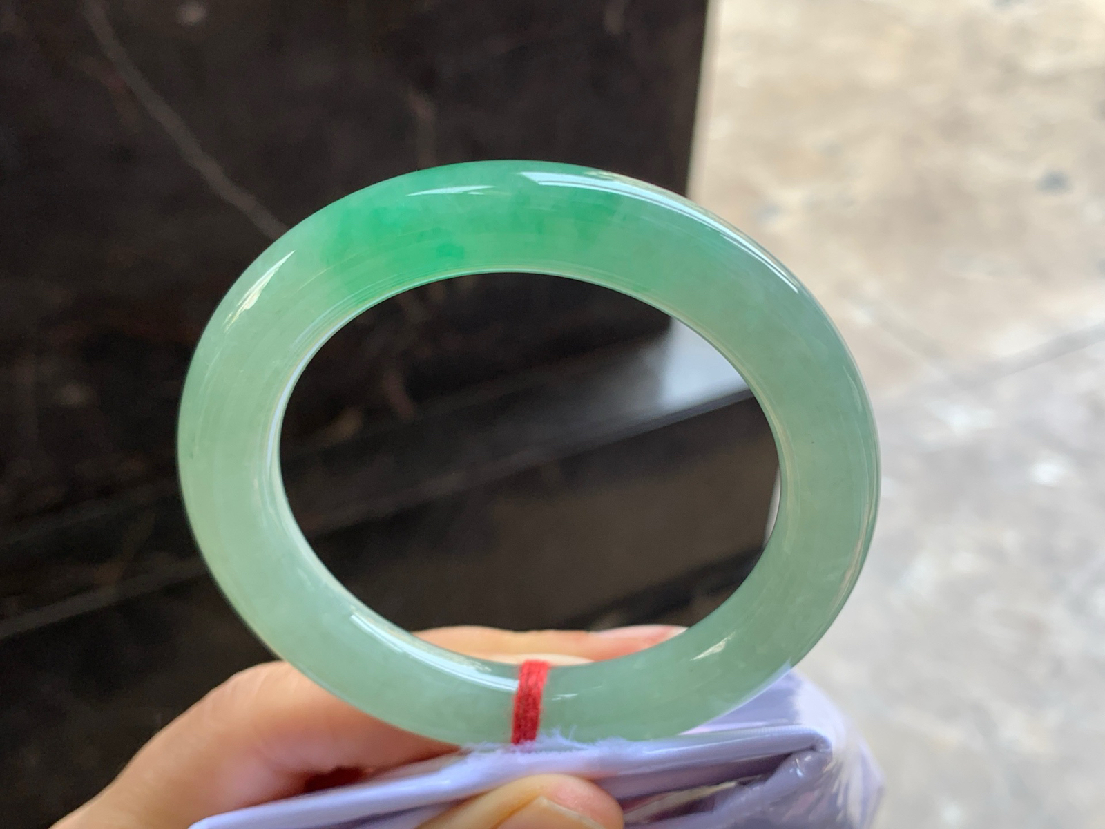 54-10.4

绿色圆条手镯^_^鲜艳 玉质温润 色阳