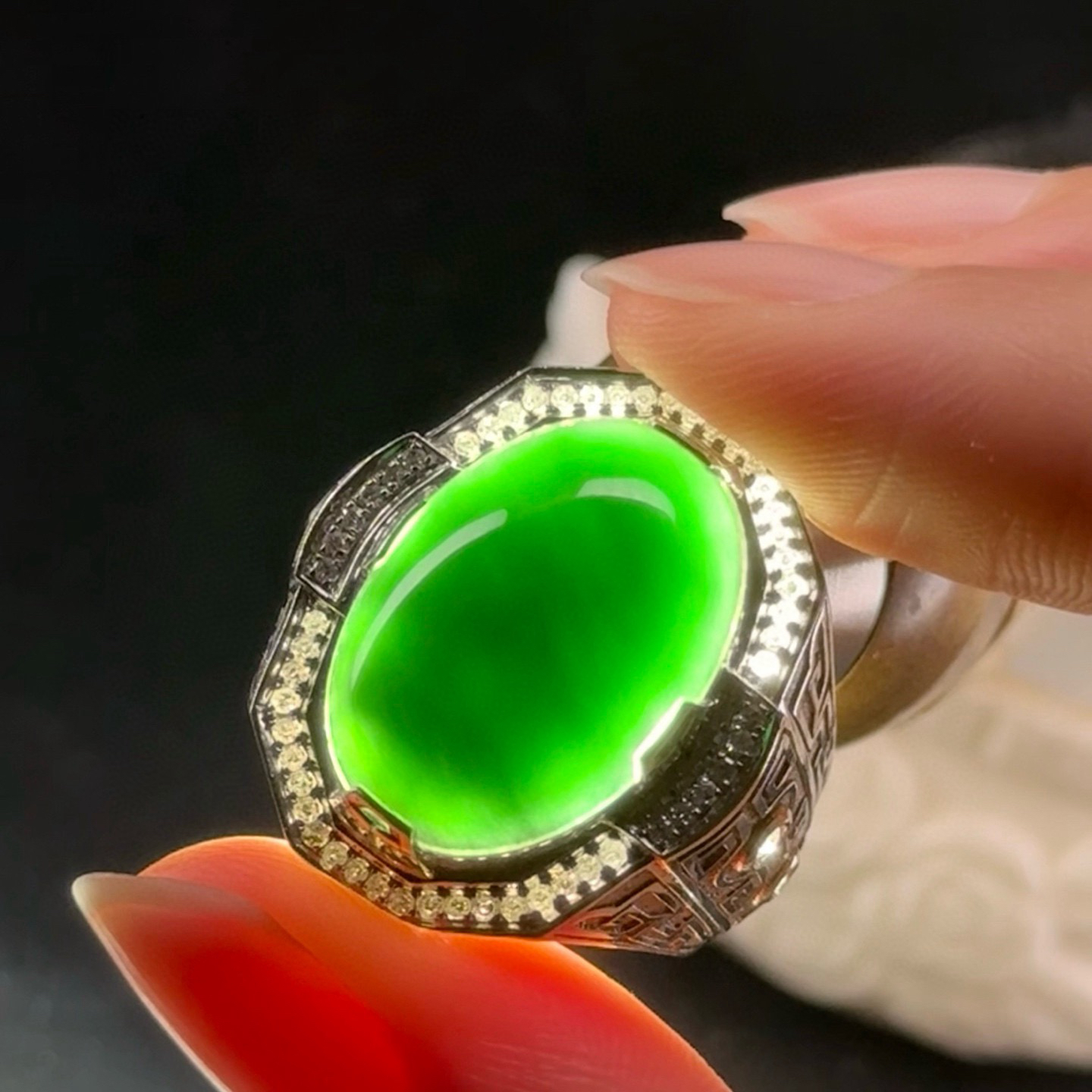 精品18k墨翠蛋面男戒 种好色正 黑度极好 打灯通透 油性十足 重金豪镶 尺寸20.7