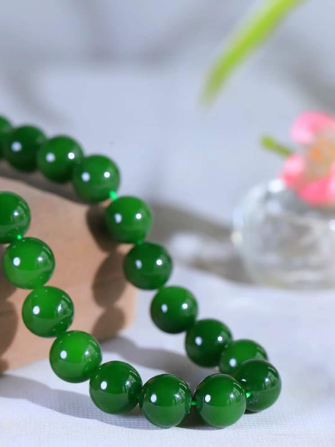 【珠圆玉润.项链】

收藏级臻品️和田玉碧玉珠圆玉润项链 玉质温润细腻  整串打磨圆润，佩戴舒适。珠珠落玉盘，间关莺语花底滑，一生美好时光，无论身在何处，都有它相伴相守。事事顺遂，幸福美满，吉祥如意。重115克 尺寸取一12mm  79352378A