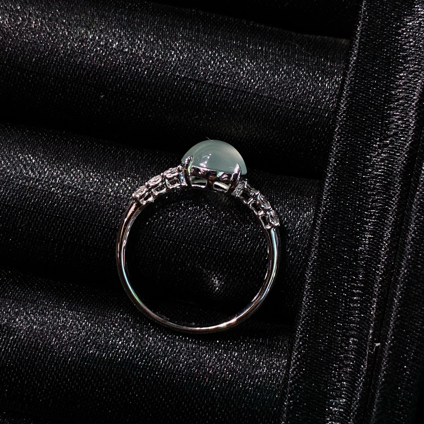 高冰蛋面戒指 
种质细腻，种水超赞
18k金镶嵌，低调又精致，实物更美～