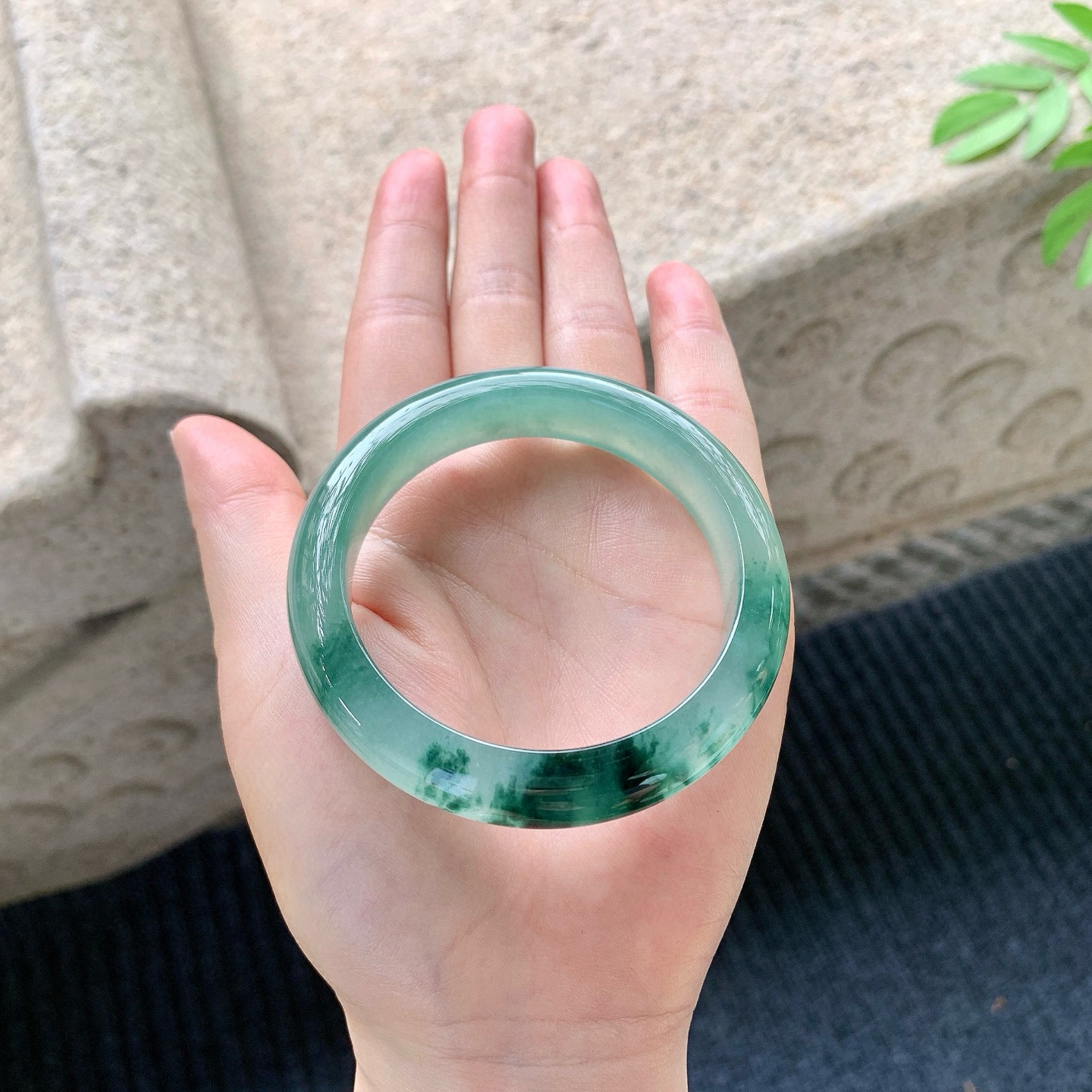 正圈53 54
【圈口】53.2/12.2/8.5
【描述】冰飘花，水润，种老，细腻，无纹裂！