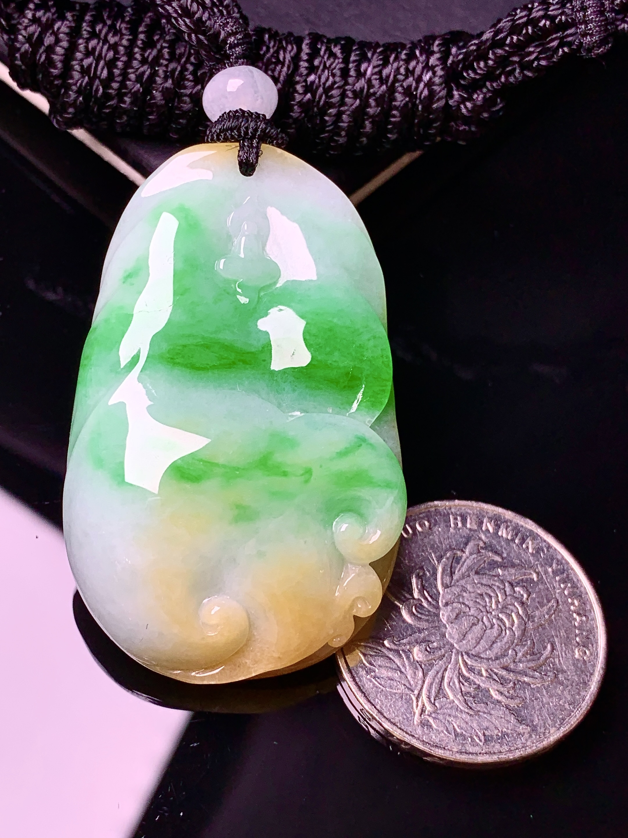 飘黄绿翡悟道吊坠 玉质细腻 色泽艳丽清新 水润亮眼 整体尺寸47.2*29.2*11w1