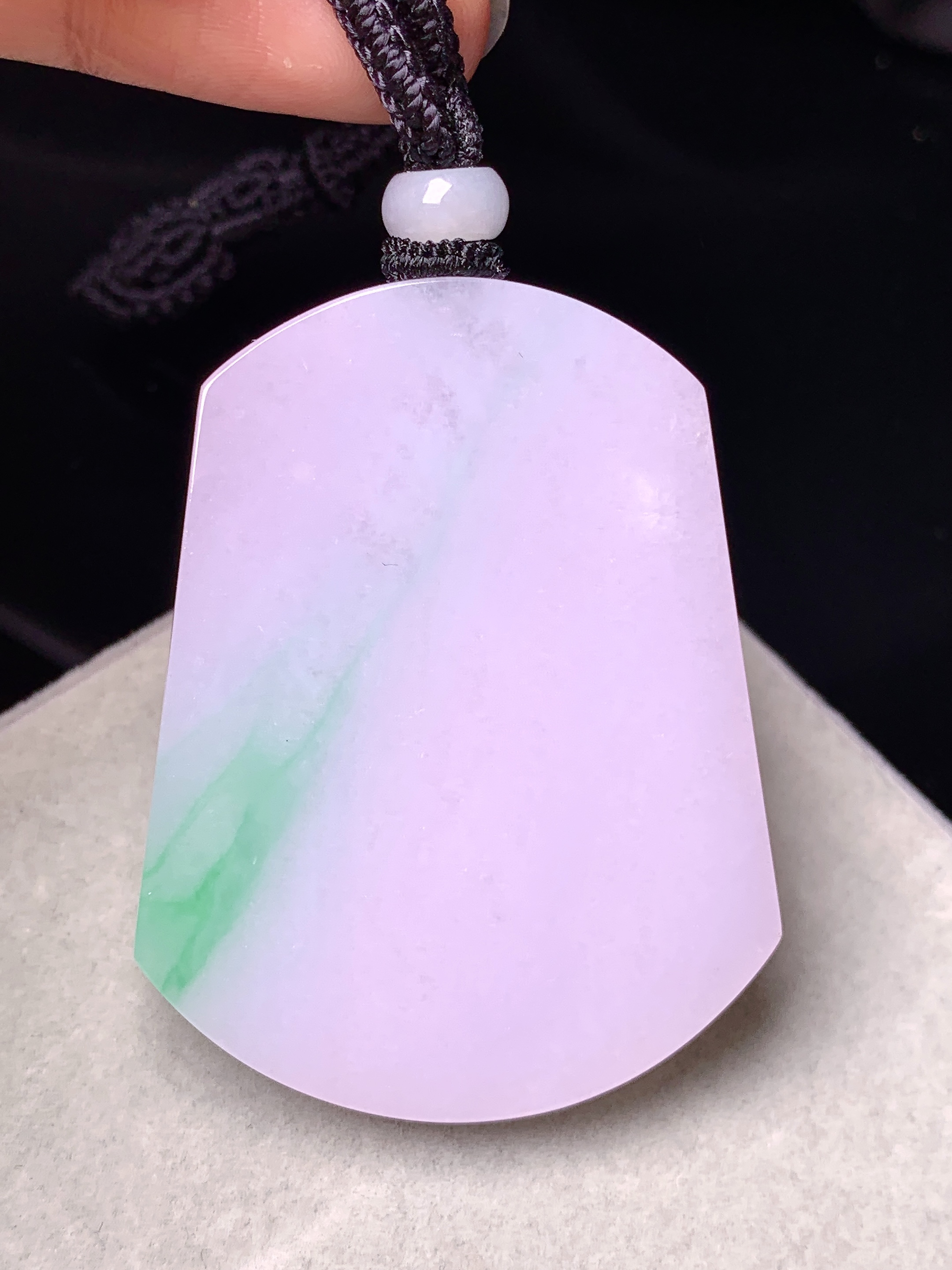 淡紫罗兰飘绿无事牌吊坠 玉质细腻 色泽艳丽清新 水润亮眼 整体尺寸49.5*38.2*5.7w1