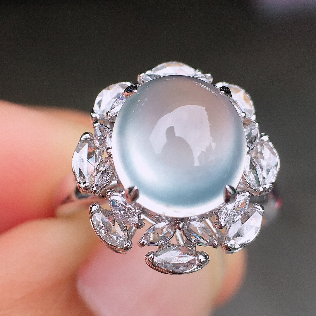 玻璃种蛋面戒指，玉质细腻，荧光感超
强，饱满圆润，尽显优雅气质，18k
金豪华镶嵌