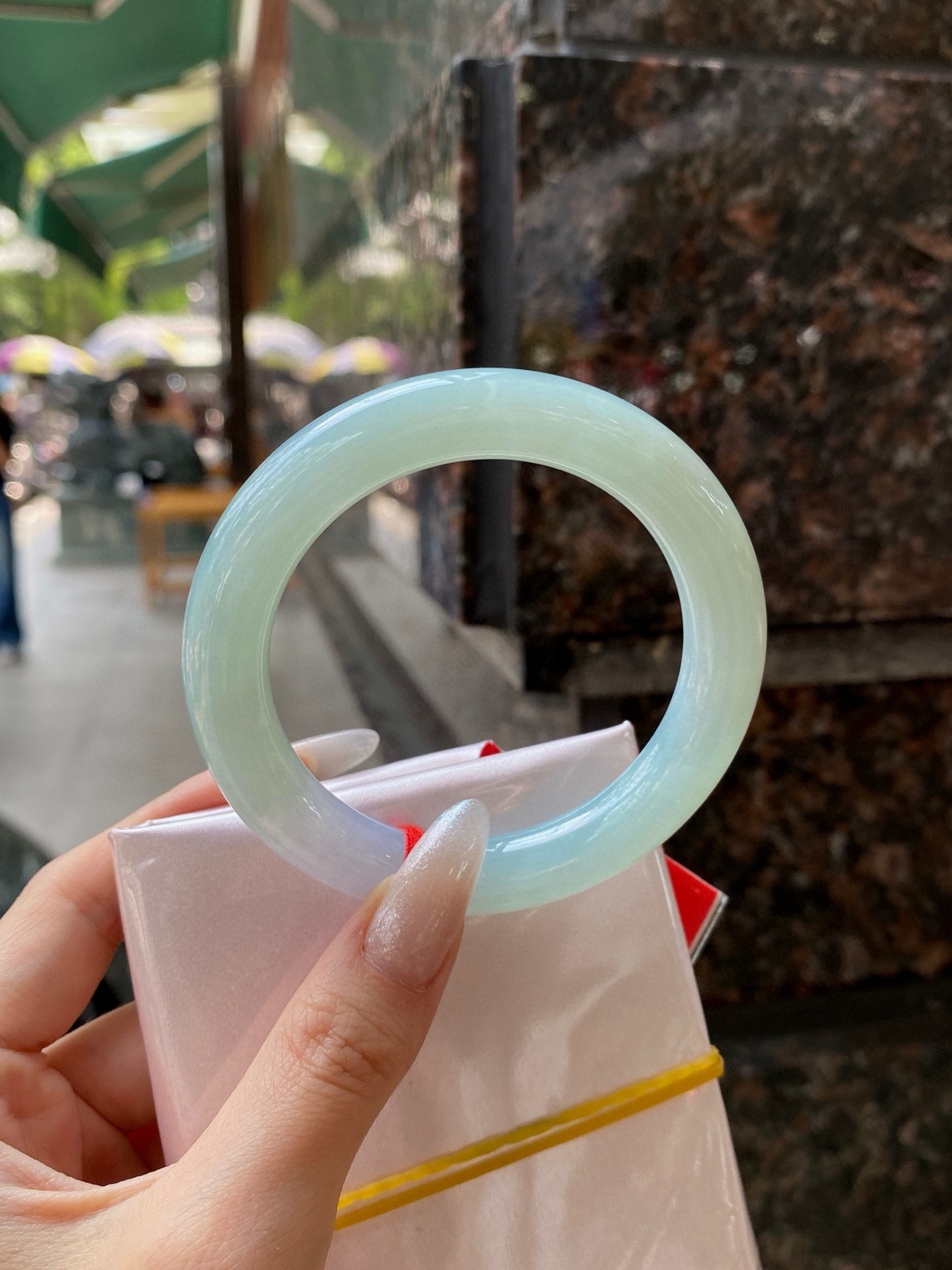 【果绿圆条手镯】
尺寸：55.2-10.8-10.8
自然光无滤镜，原图直出