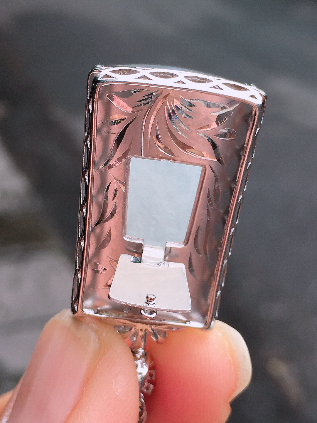 冰种无事牌吊坠，玉质细腻，荧光感超
强，饱满圆润，尽显优雅气质，18k
金豪华镶嵌