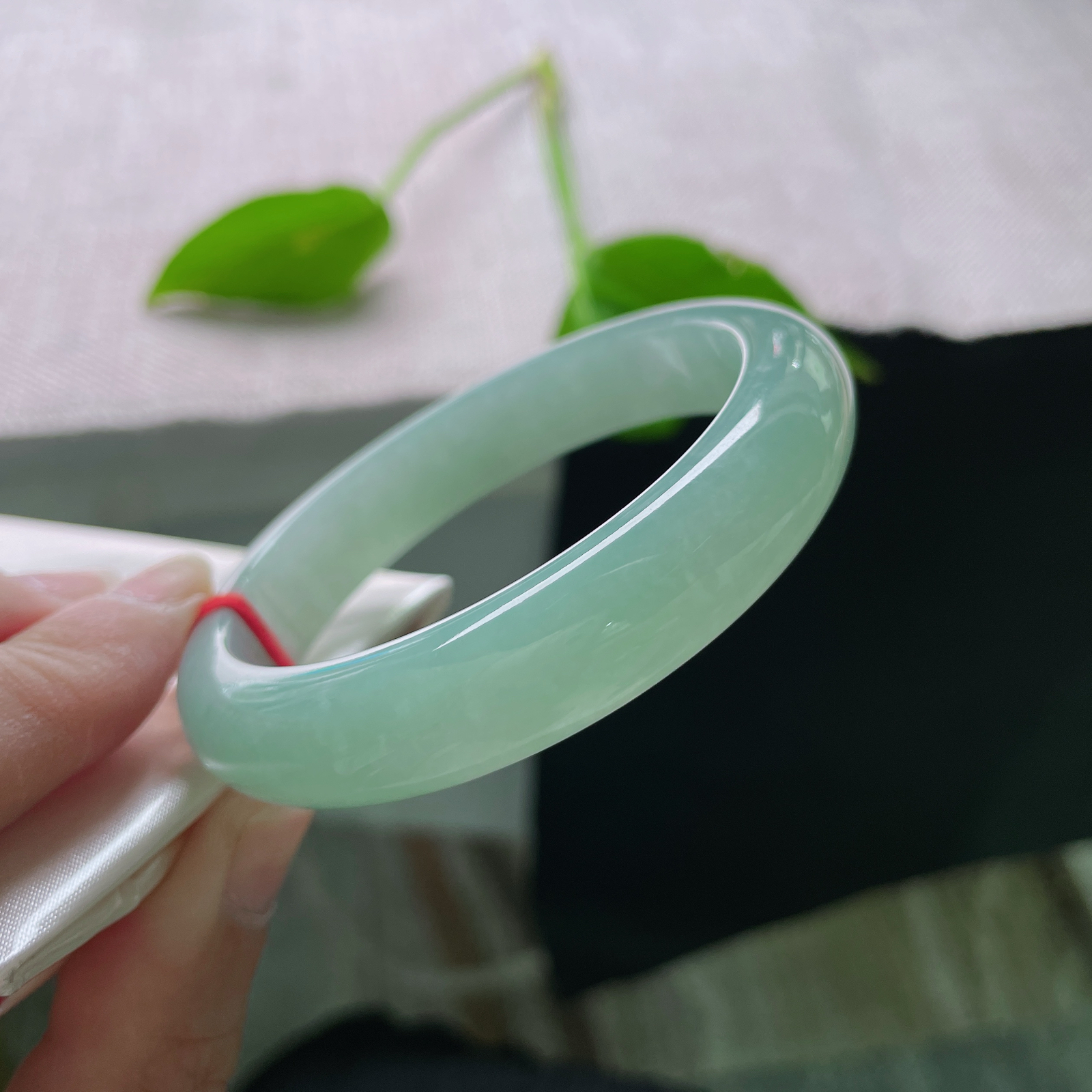 55.4/12.1/8.1，绿底正圈，温润如玉，青翠欲滴，一抹东方雅韵绕腕间。无纹裂