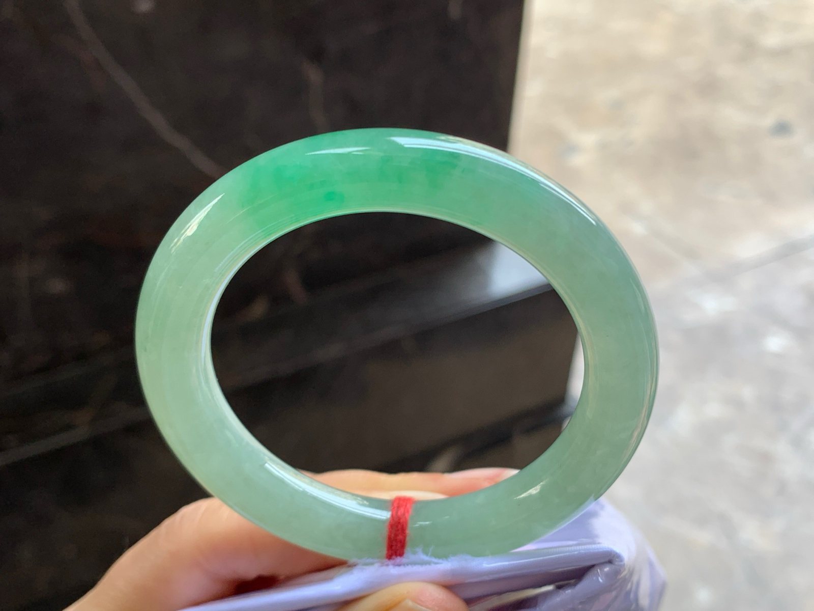 54-10.4

绿色圆条手镯^_^鲜艳 玉质温润 色阳