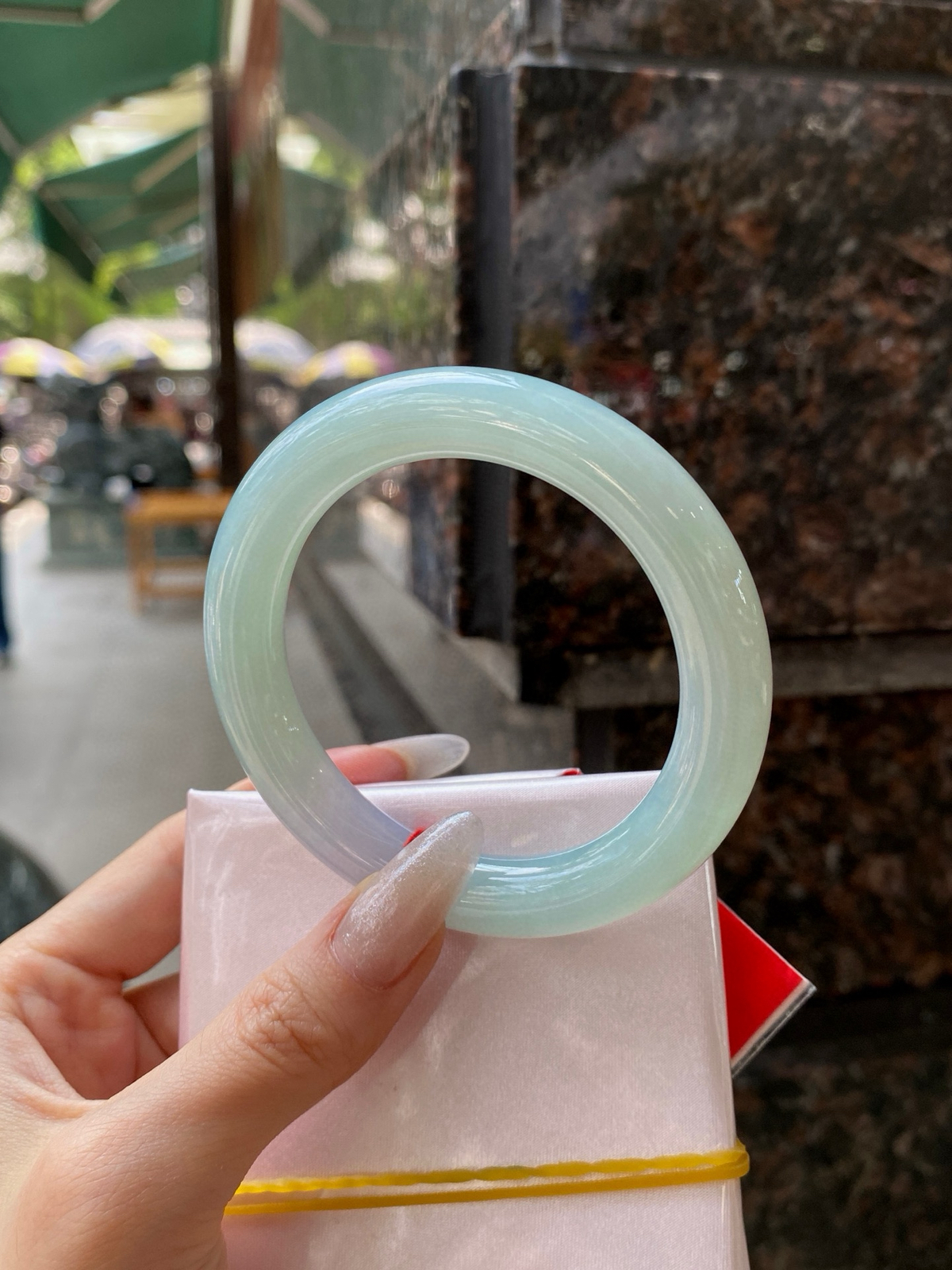 【果绿圆条手镯】
尺寸：55.2-10.8-10.8
自然光无滤镜，原图直出