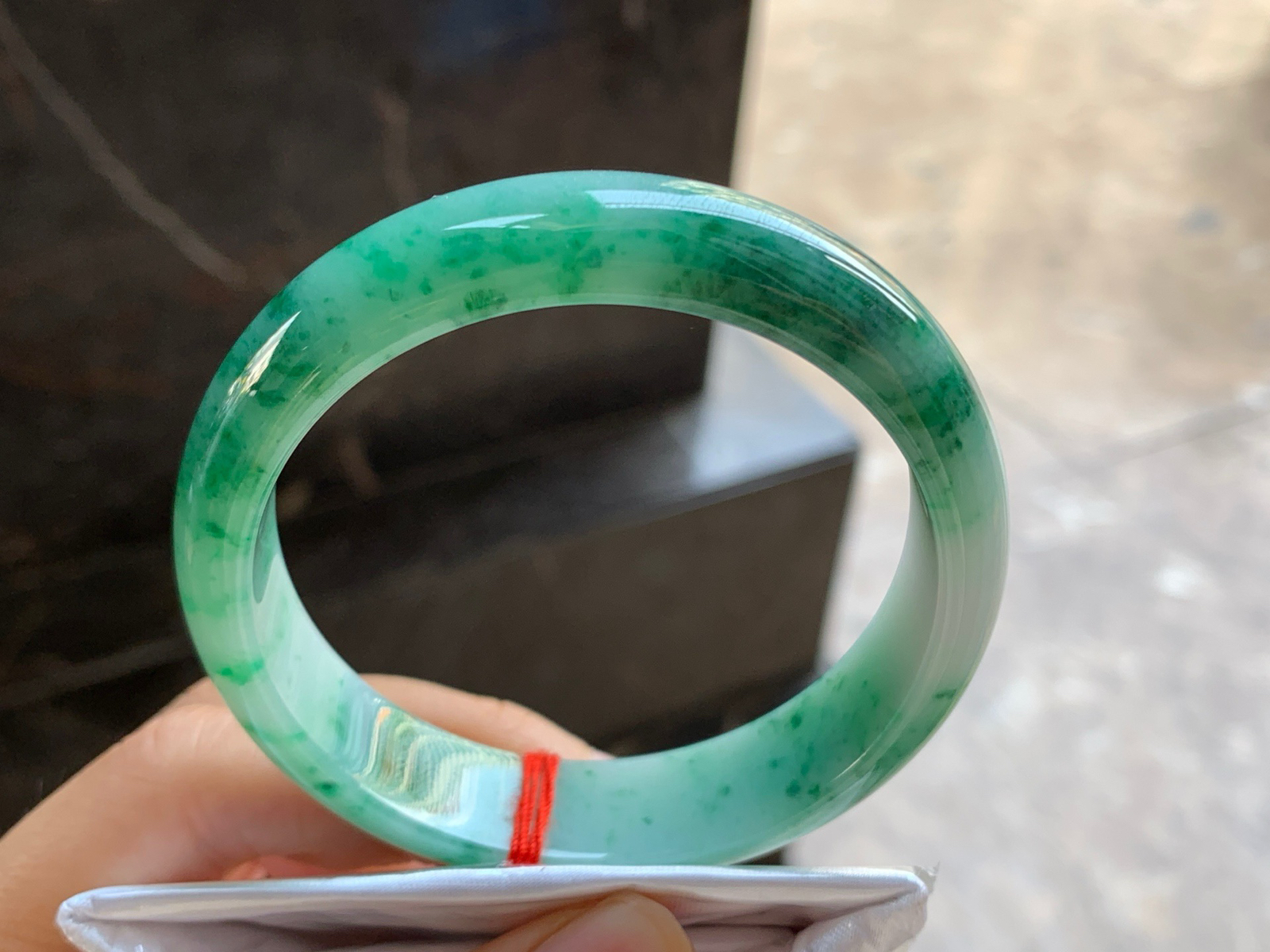 56.5-14.3-7.6

辣绿色手镯^_^鲜艳 玉质温润