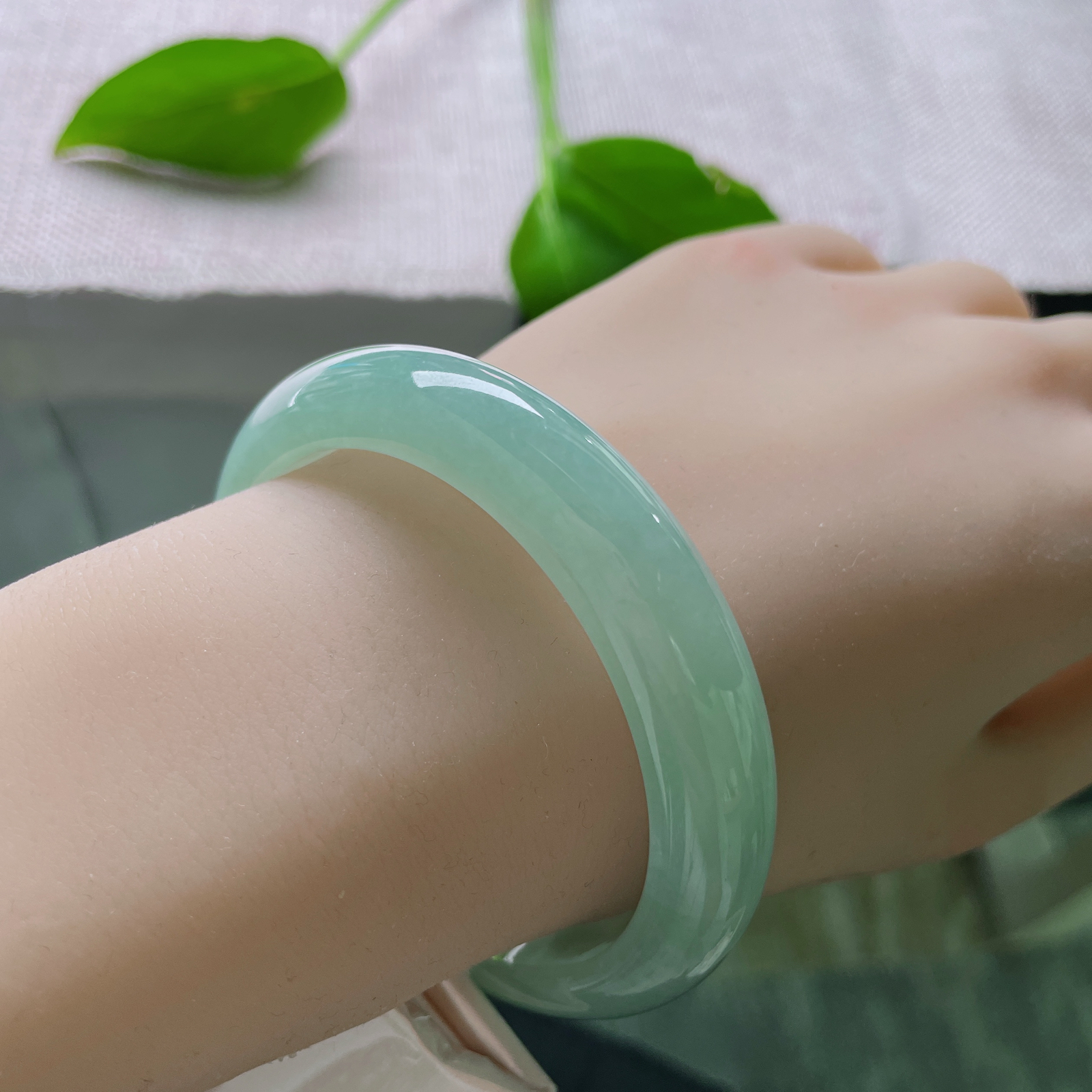 55.4/12.1/8.1，绿底正圈，温润如玉，青翠欲滴，一抹东方雅韵绕腕间。无纹裂