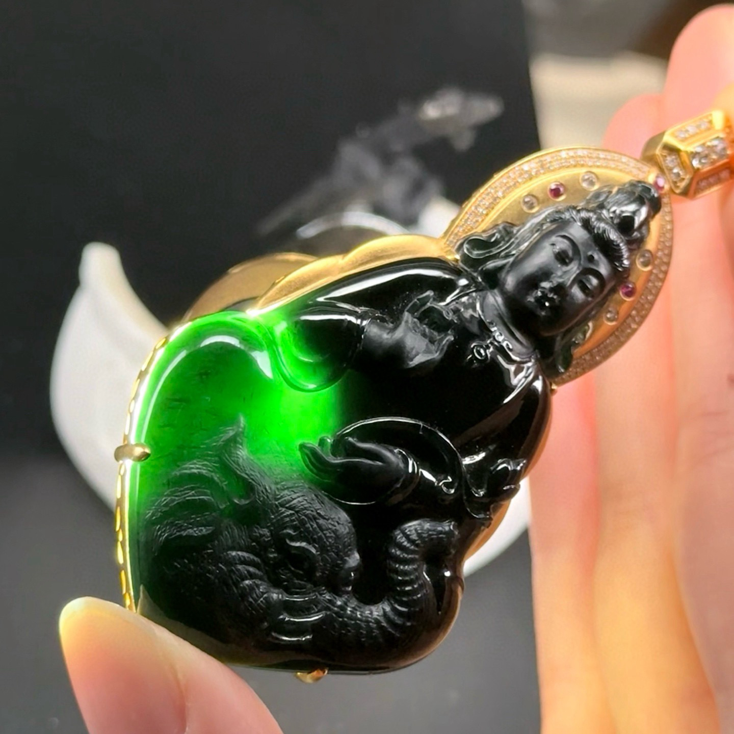 精品18k墨翠普贤菩萨 种好色正 黑度极好 打灯通透 油性十足 尺寸75.3