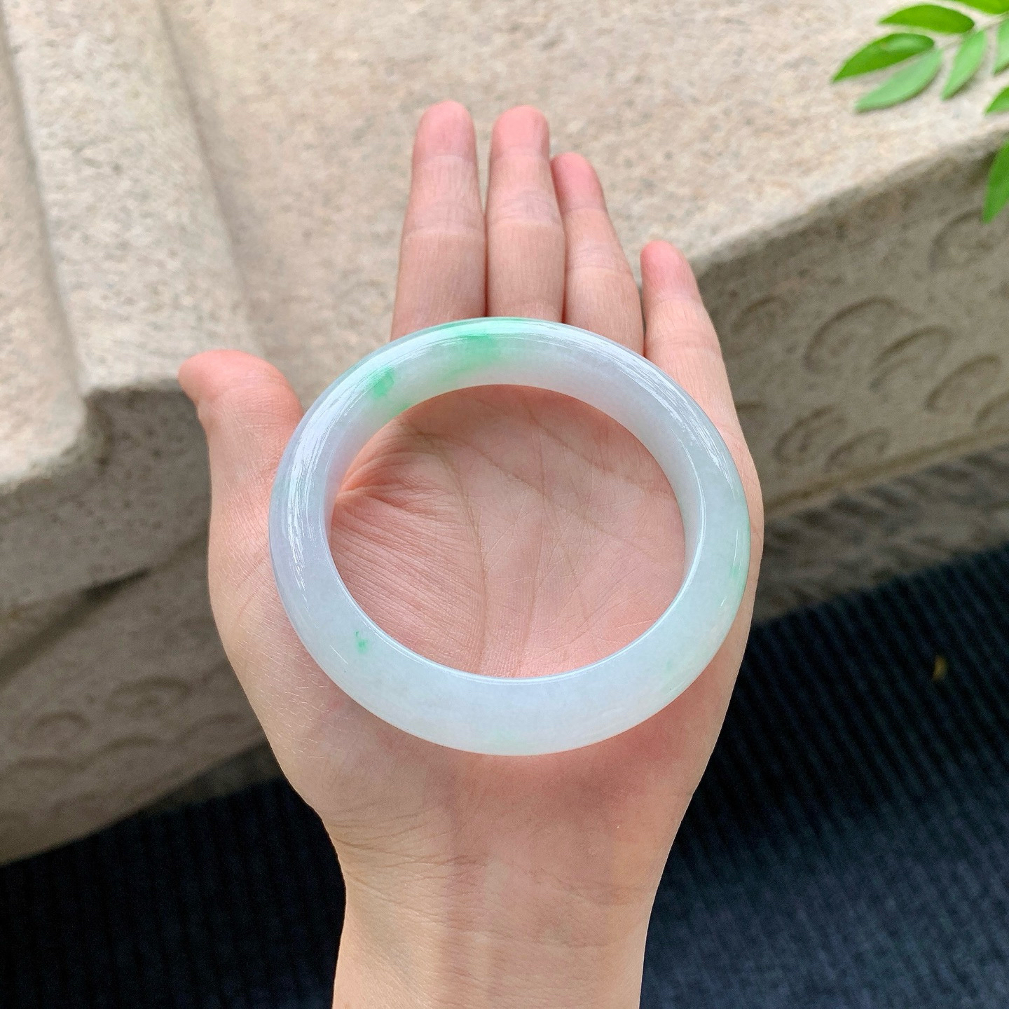 正圈55 56
【圈口】56.2/12/9
【描述】淡春彩，水润，种老，细腻，无纹裂！