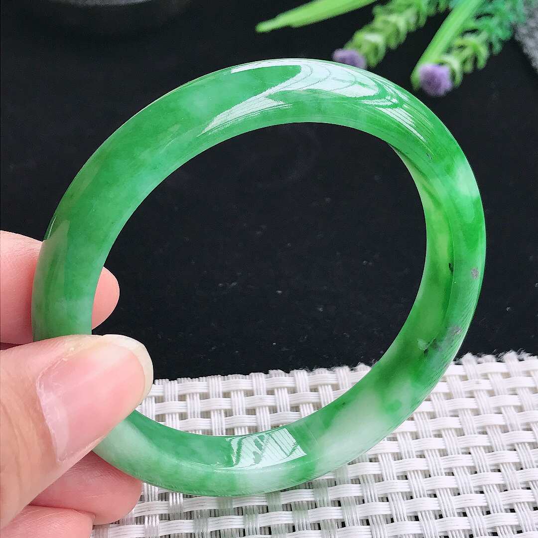 实拍A货翡翠58.5/10.8/8老坑精美冰润飘阳绿辣绿手镯翡翠玉镯手环