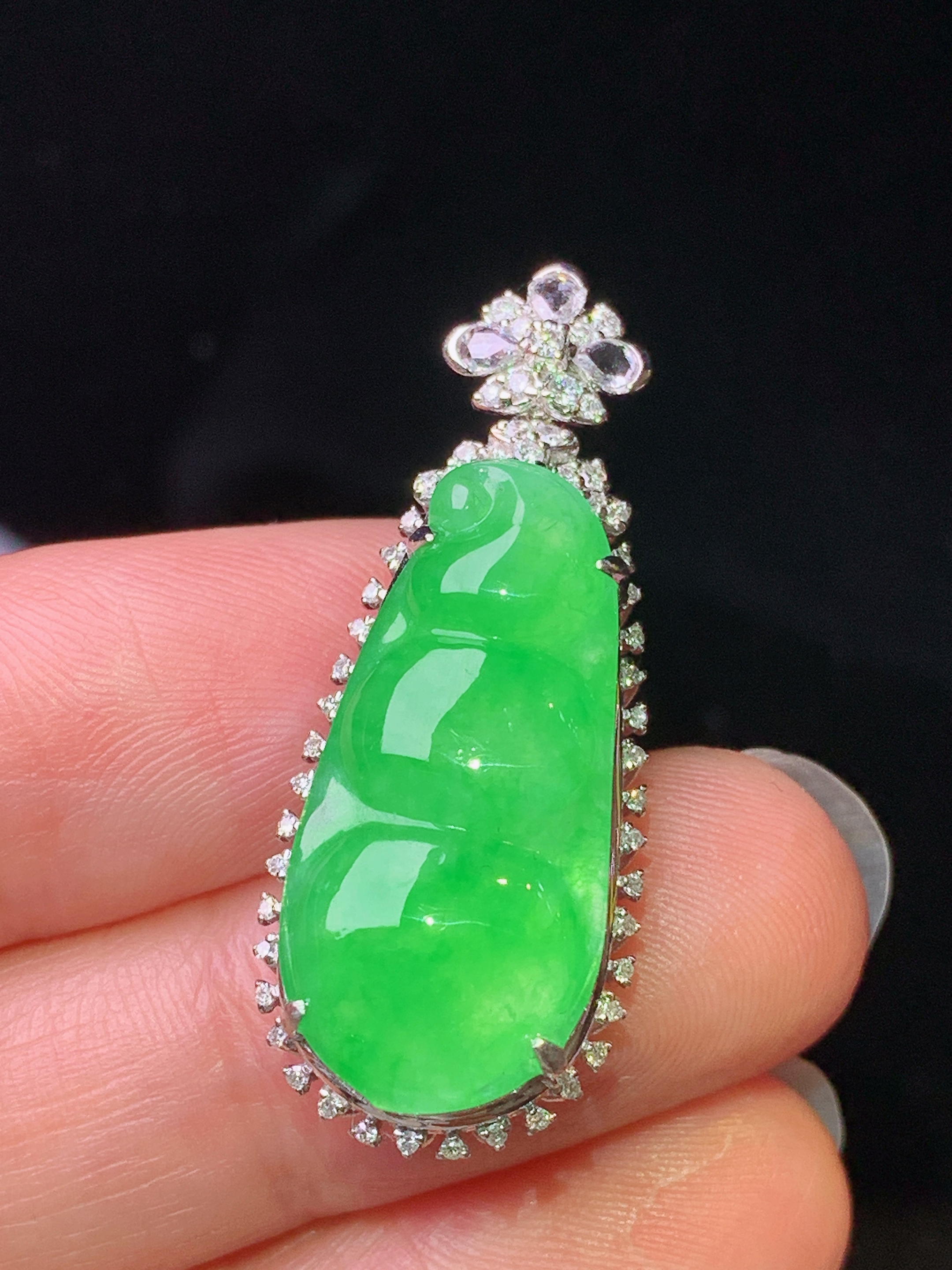 18k金钻镶嵌翠绿四季豆吊坠 玉质细腻 色泽艳丽清新 水润亮眼 整体尺寸34*13.5*8j2