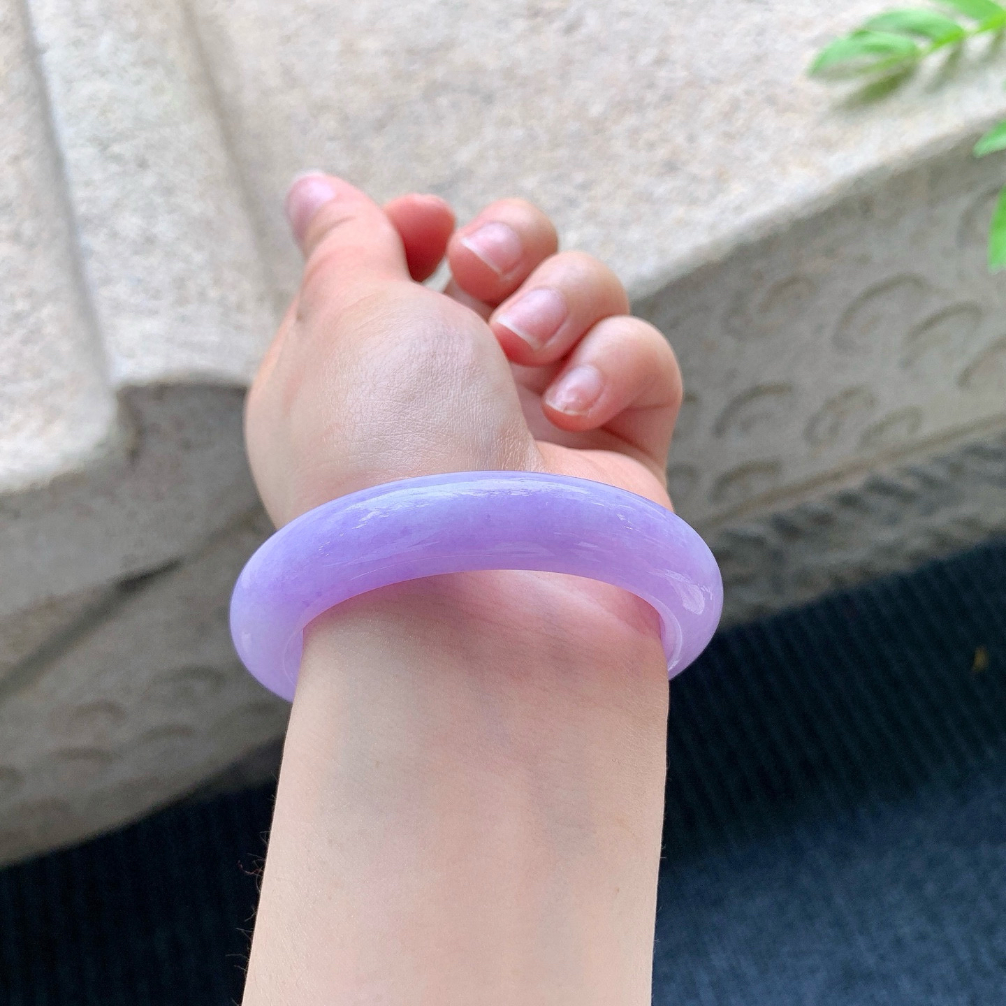 正圈50 51
【圈口】51.1/12/8.6
【描述】艳紫，满紫，水润，种老，细腻，无裂纹！