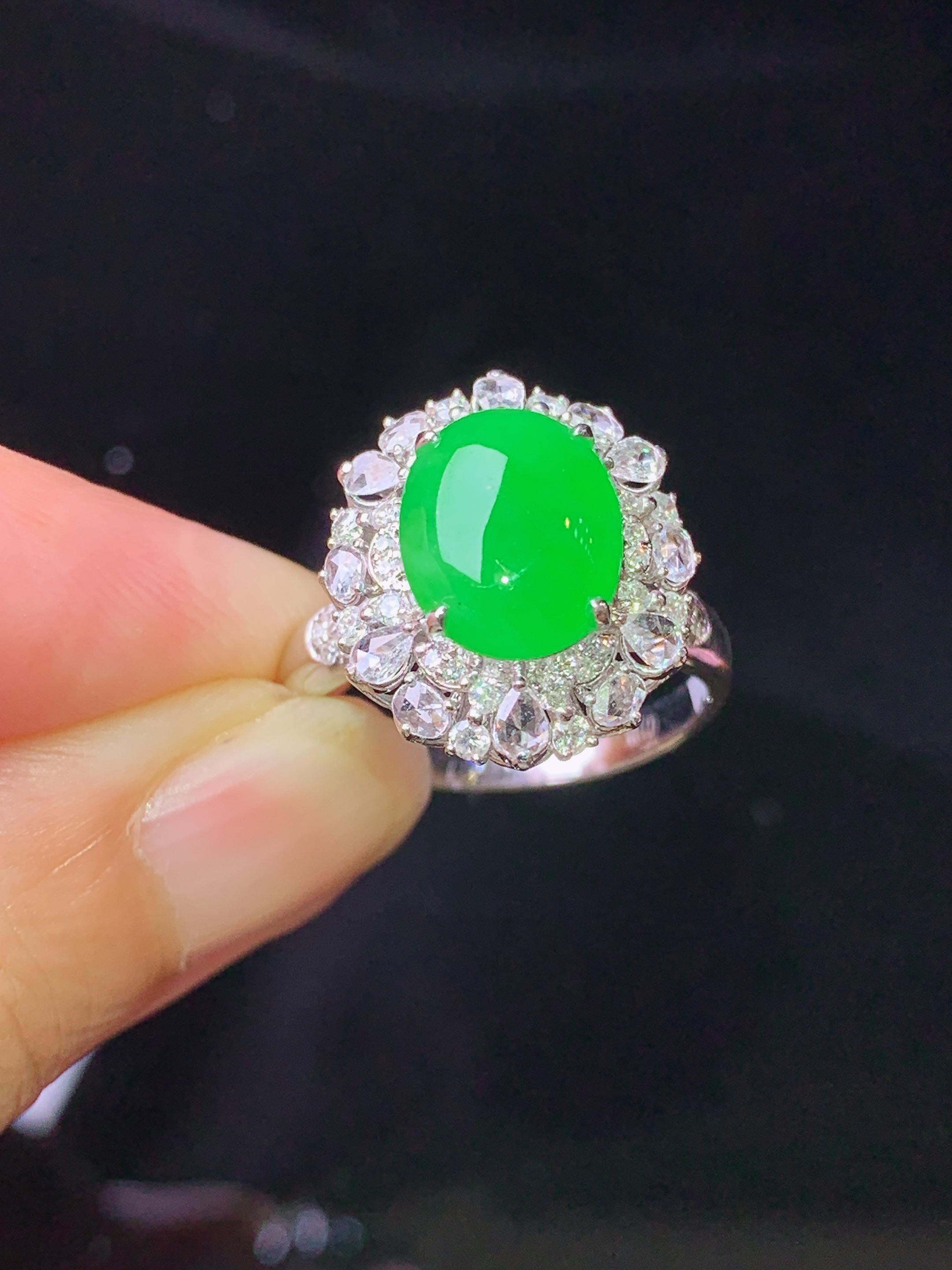 18k金钻镶嵌满绿蛋面戒指 玉质细腻 色泽艳丽清新 水润亮眼 圈口14 整体尺寸16.8*14.6*9.8t1