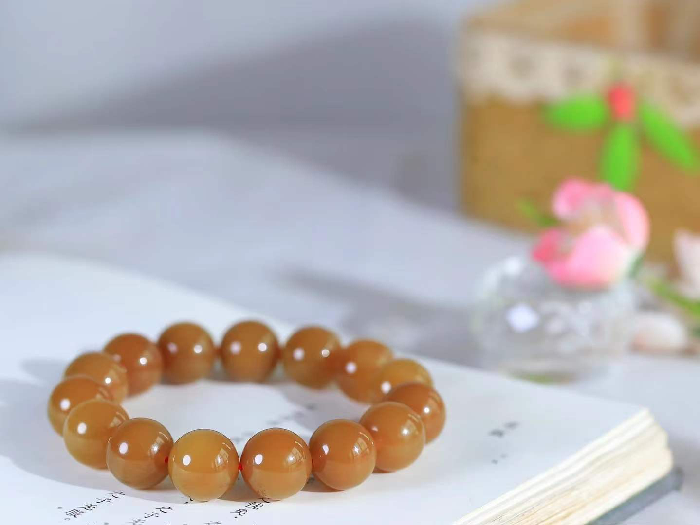 【珠圆玉润.手串】

精品和田玉糖玉珠圆玉润手串 玉质温润细腻  整串打磨圆润，佩戴舒适。珠珠落玉盘，间关莺语花底滑，一生美好时光，无论身在何处，都有它相伴相守。事事顺遂，幸福美满，吉祥如意。重63克 尺寸取一14mm FDL-16302300