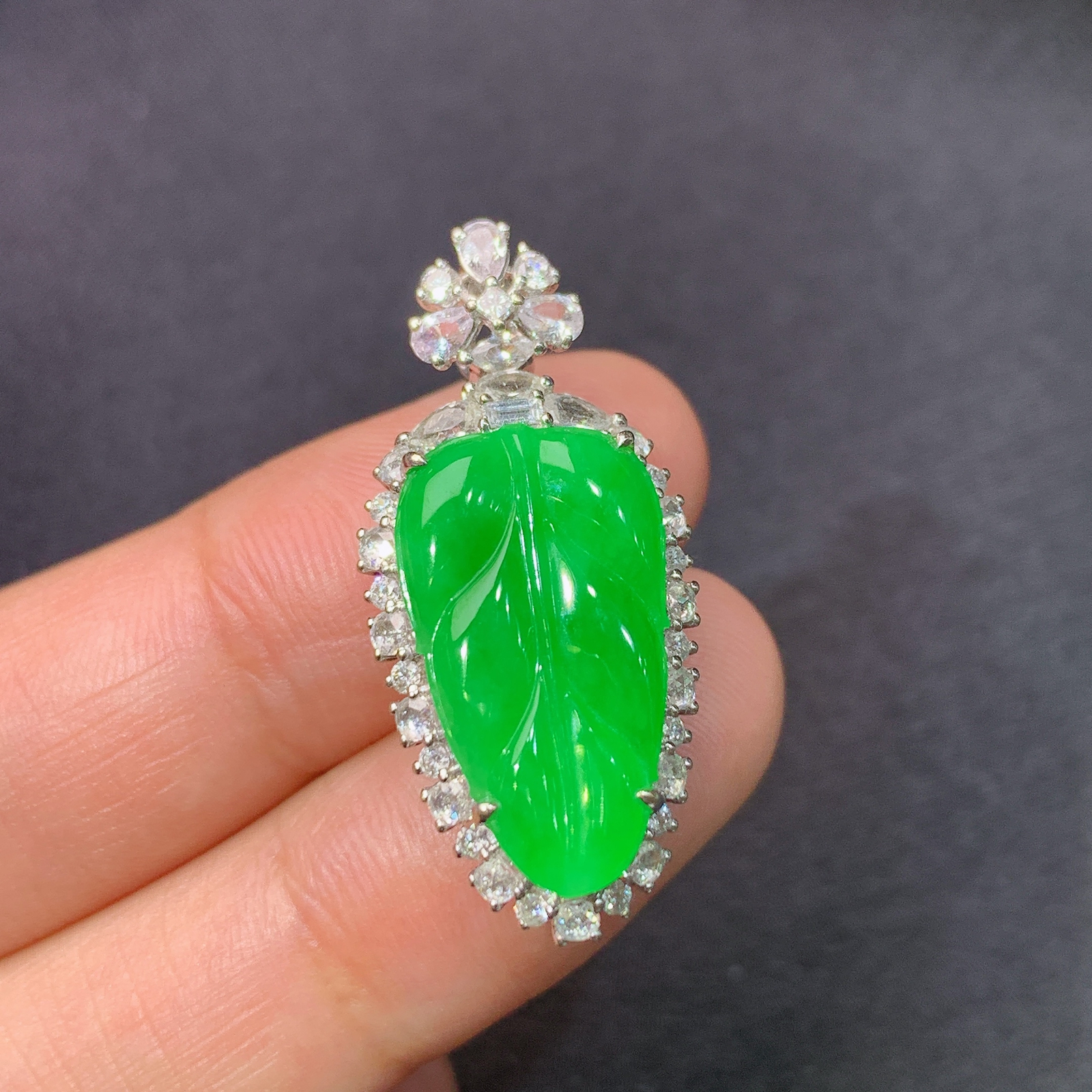 冰阳绿树叶吊坠，18k金镶嵌，冰润色阳，玉质细腻，种水足，Dd 尺寸30.9*14.2*8