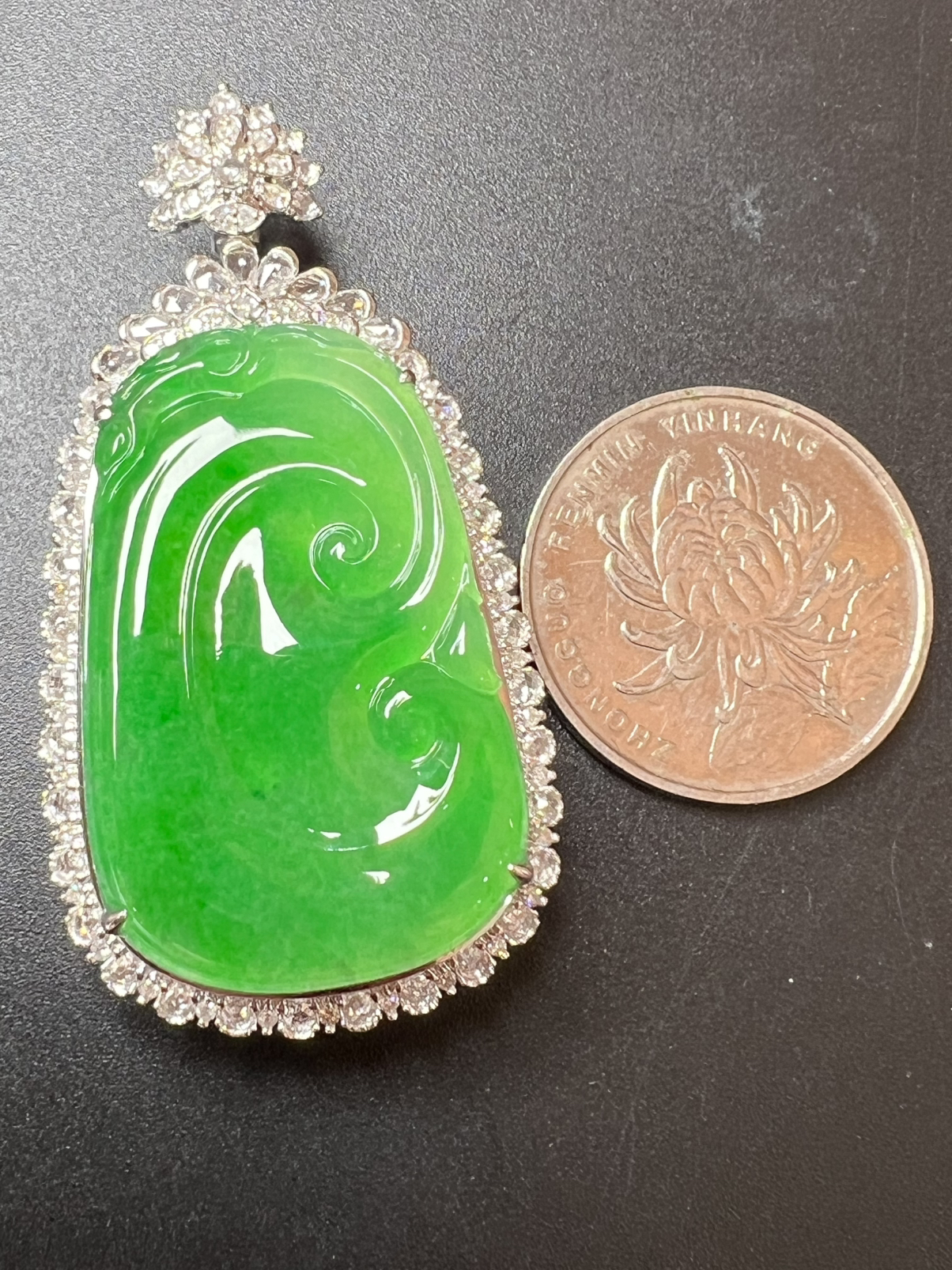 满绿大如意种色俱佳，一刀切，整体尺寸53…*27.8*12 祼石尺寸35.2*22.8*2.5