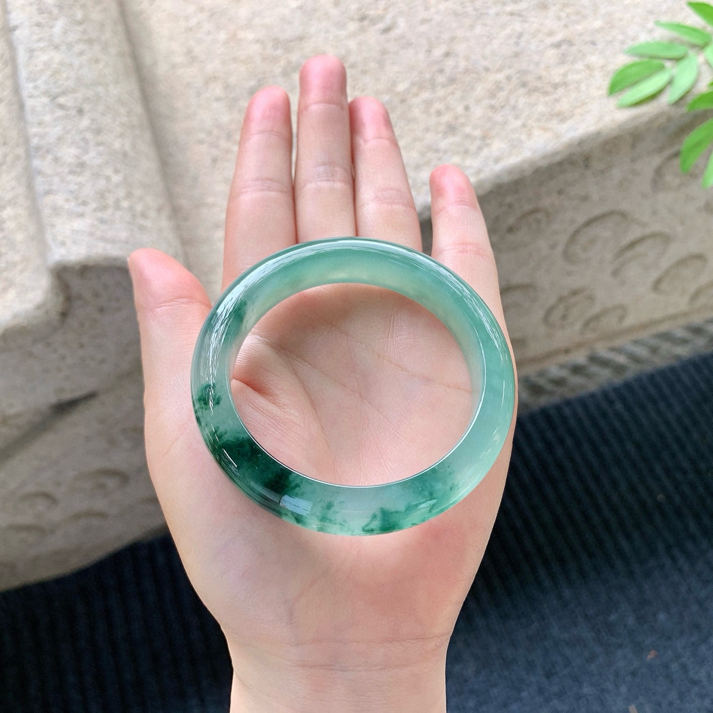 正圈53 54
【圈口】53.2/12.2/8.5
【描述】冰飘花，水润，种老，细腻，无纹裂！