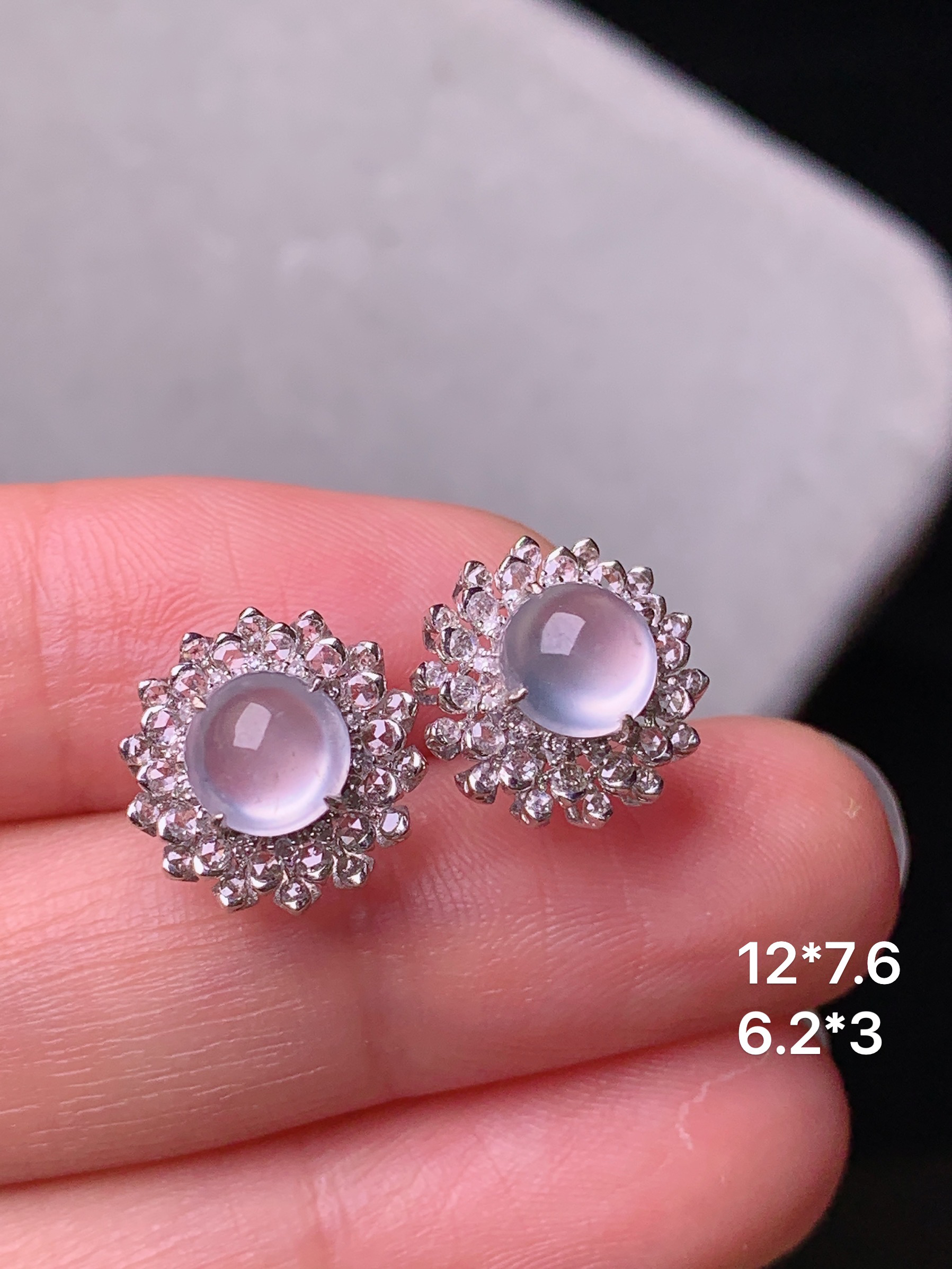 18k金钻镶嵌冰种蛋面耳钉 玉质细腻 色泽艳丽清新 水润亮眼 整体尺寸12*7.6t1