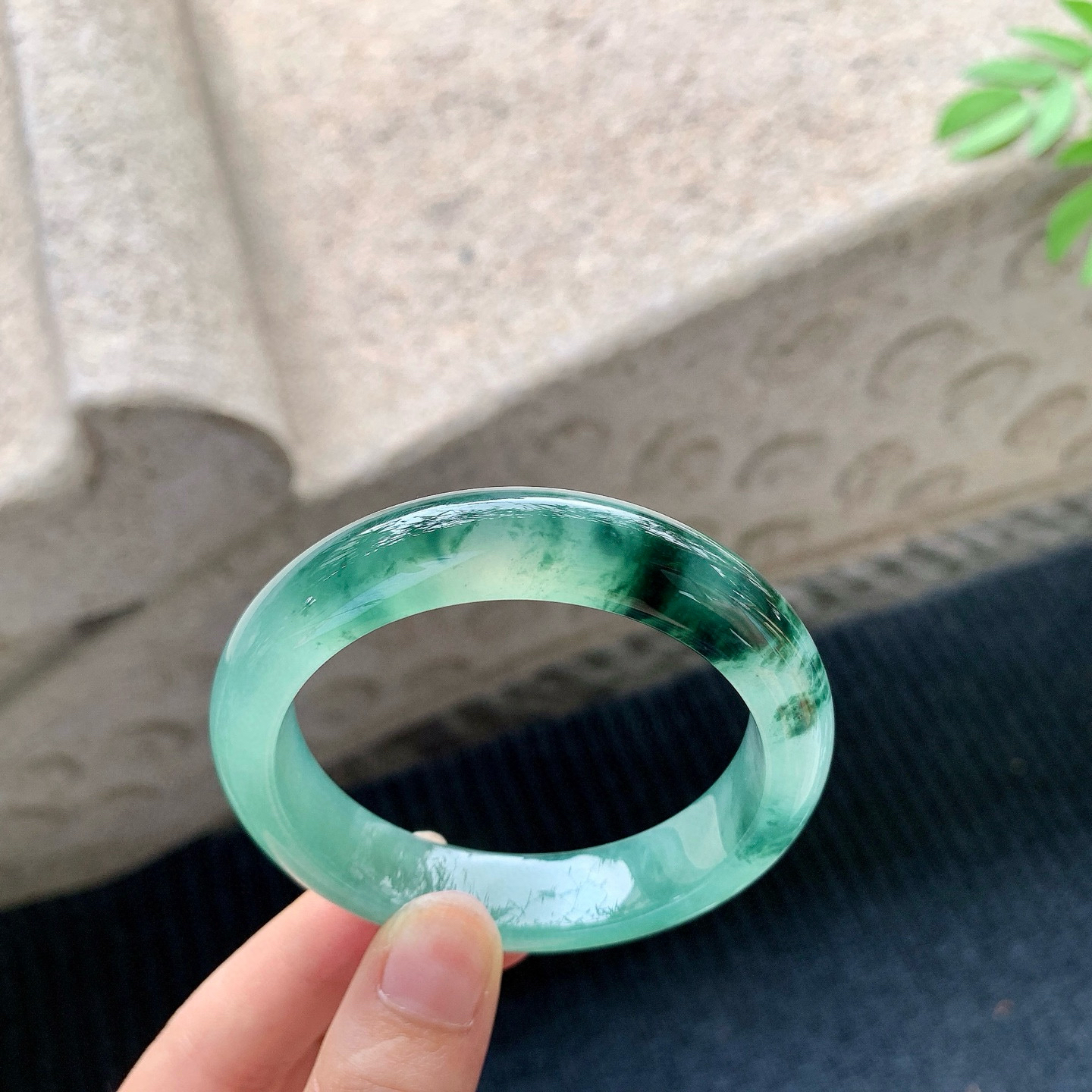 正圈53 54
【圈口】53.2/12.2/8.5
【描述】冰飘花，水润，种老，细腻，无纹裂！