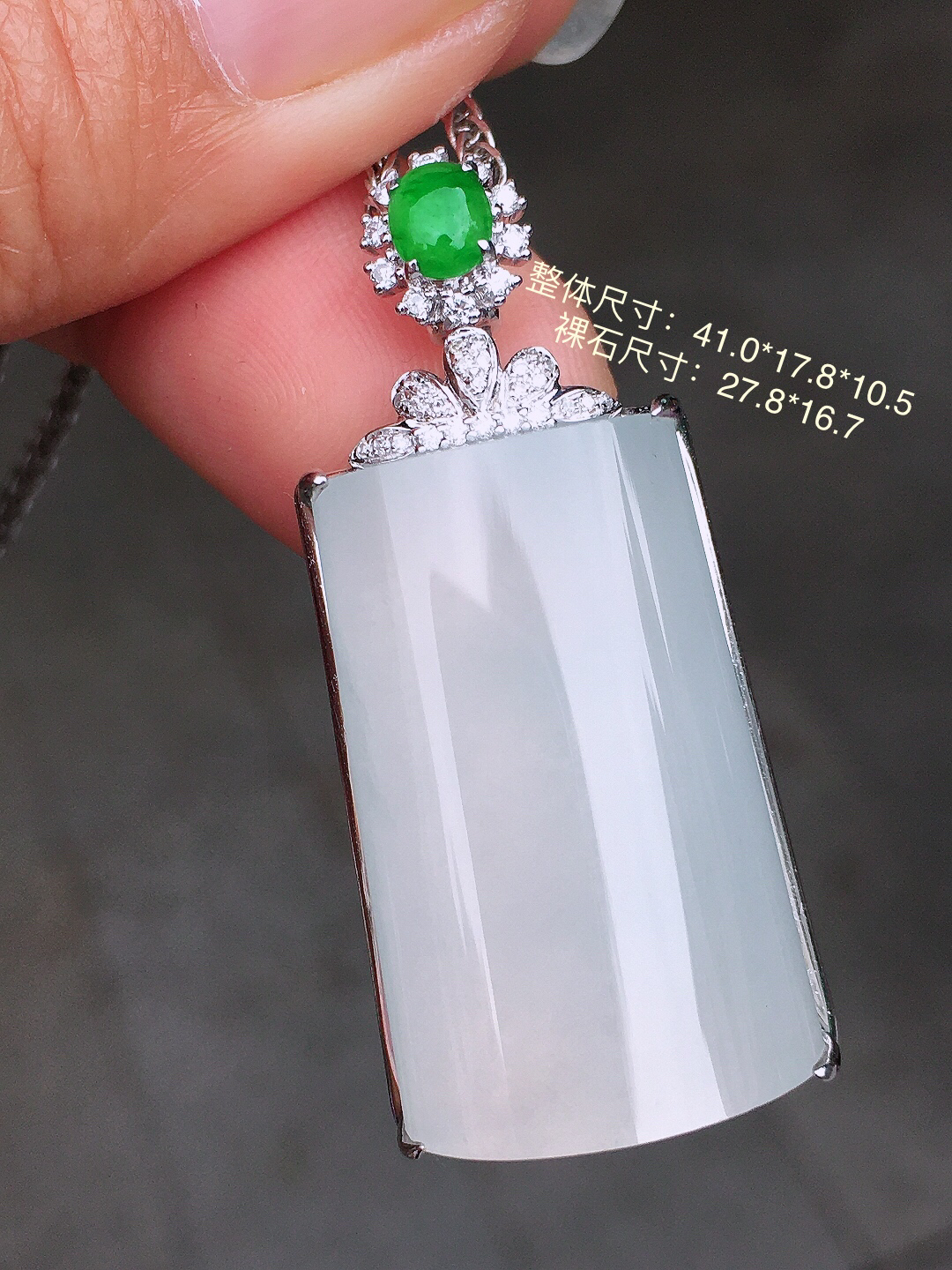 冰种无事牌吊坠，玉质细腻，荧光感超
强，饱满圆润，尽显优雅气质，18k
金豪华镶嵌