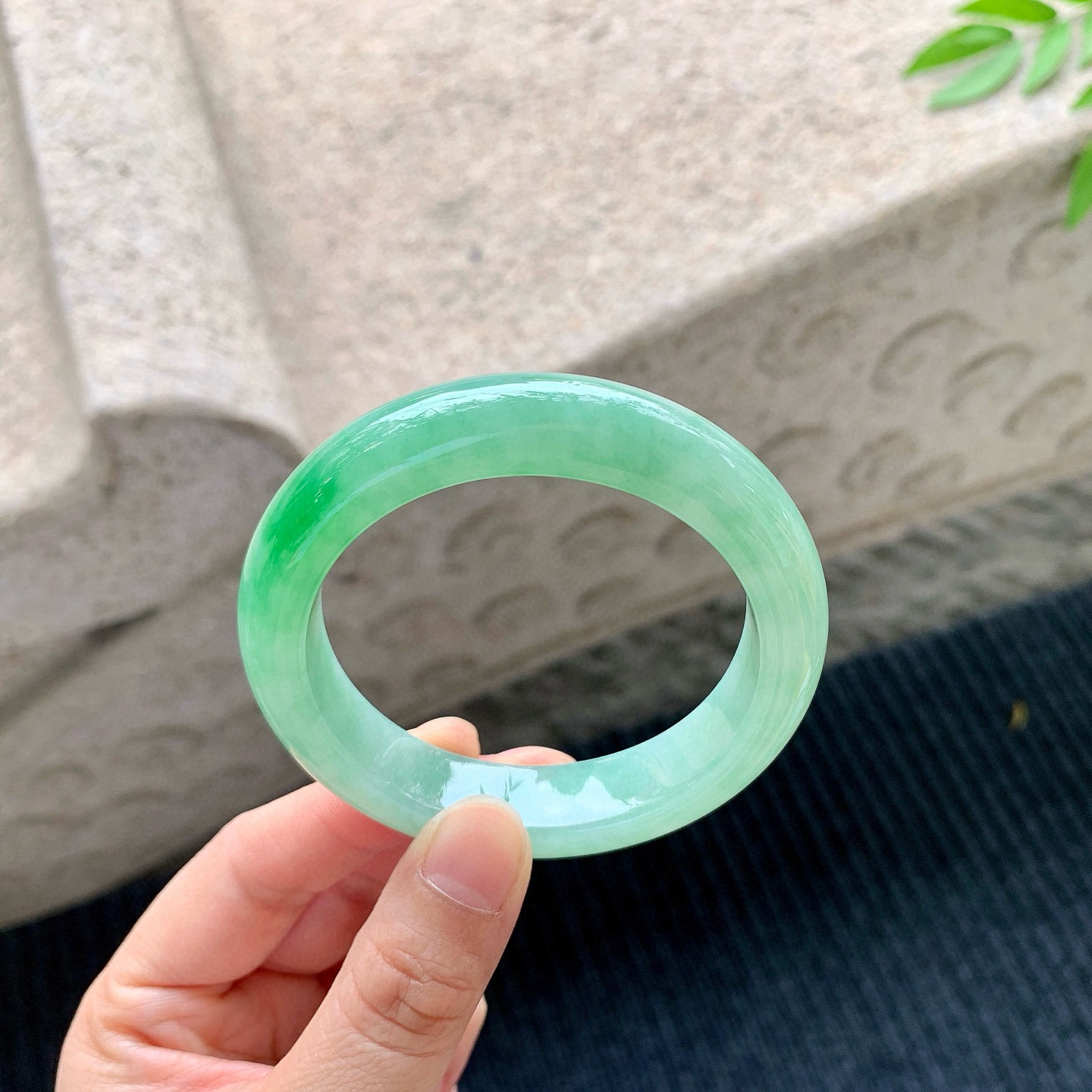 正圈51 52
【圈口】52.5/12.5/9
【描述】飘绿，水润，种老，细腻，无裂纹！