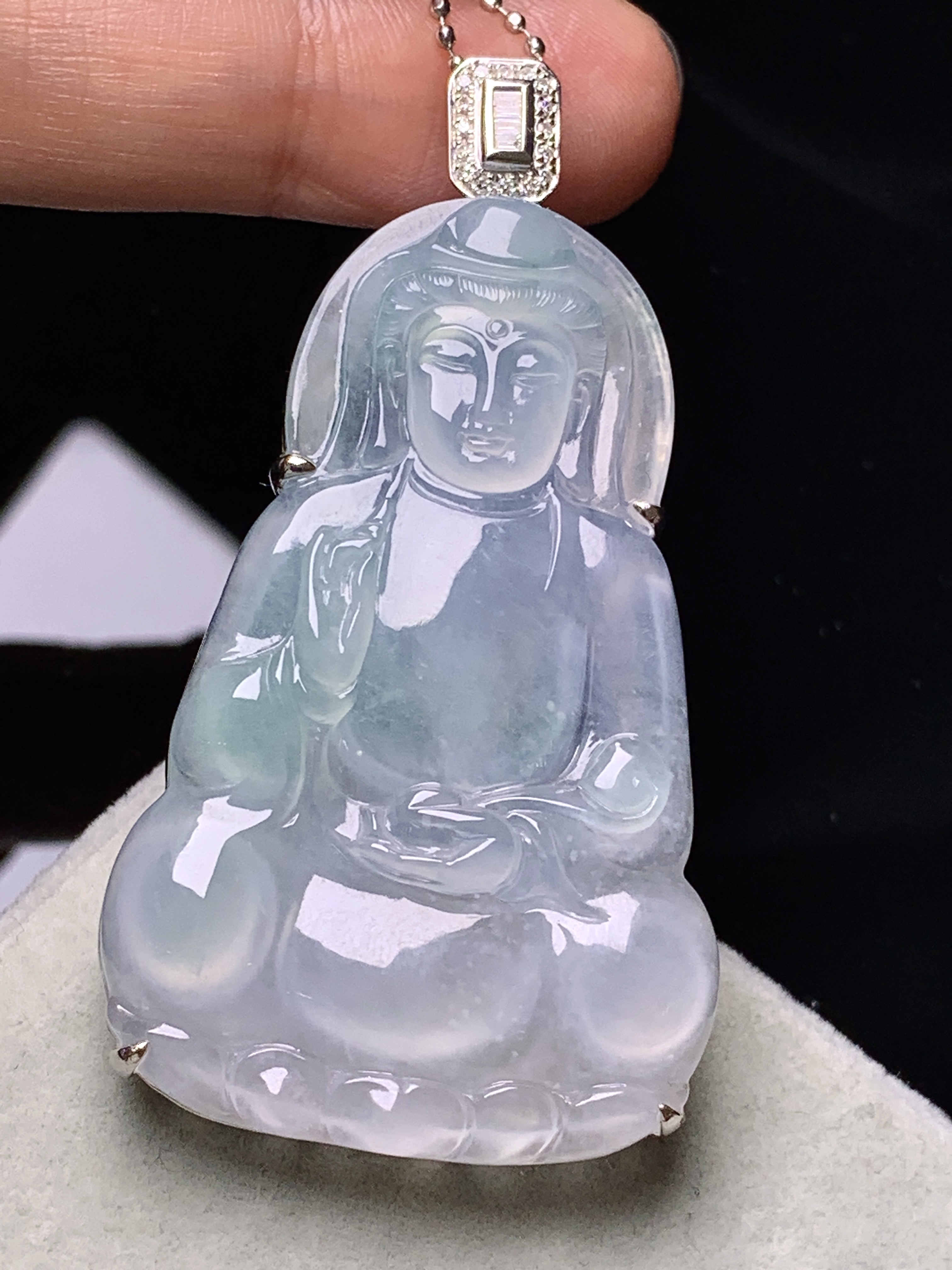 18k金钻镶嵌冰种观音吊坠 玉质细腻 色泽艳丽清新 水润亮眼 整体尺寸56*30.5*9.8g2