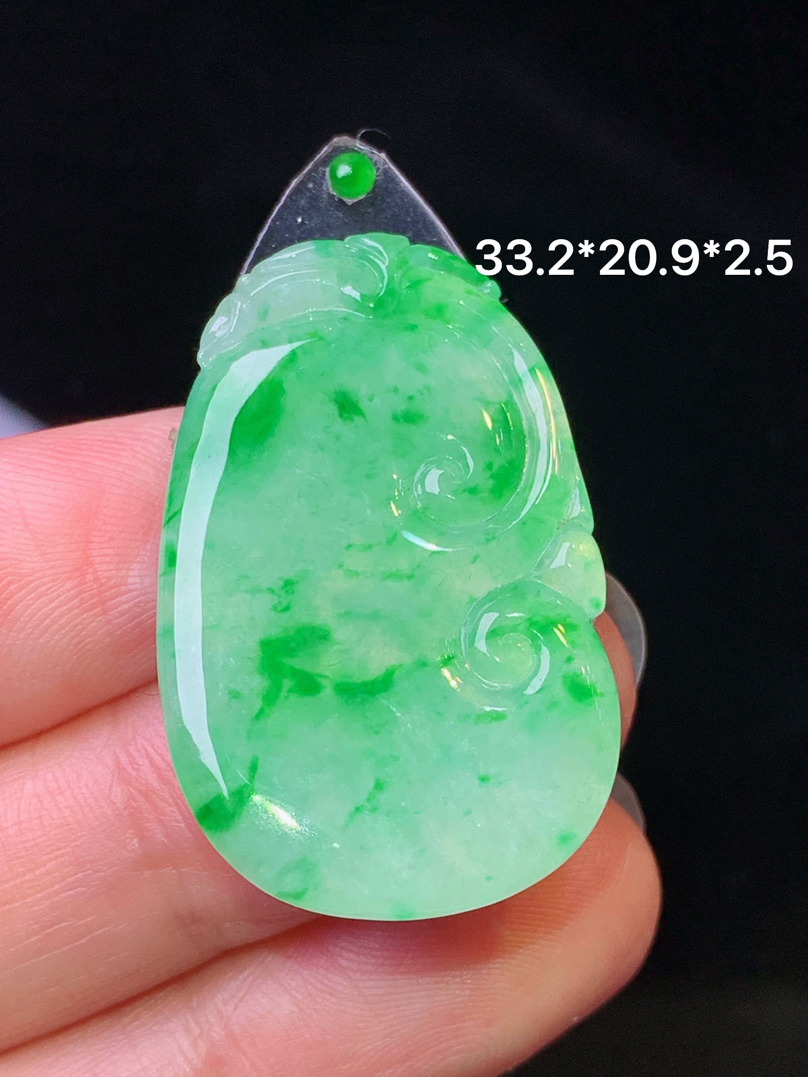 镶嵌款 翠绿如意吊坠 玉质细腻 色泽艳丽清新 水润亮眼 整体尺寸33.2*20.9*2.5*2x