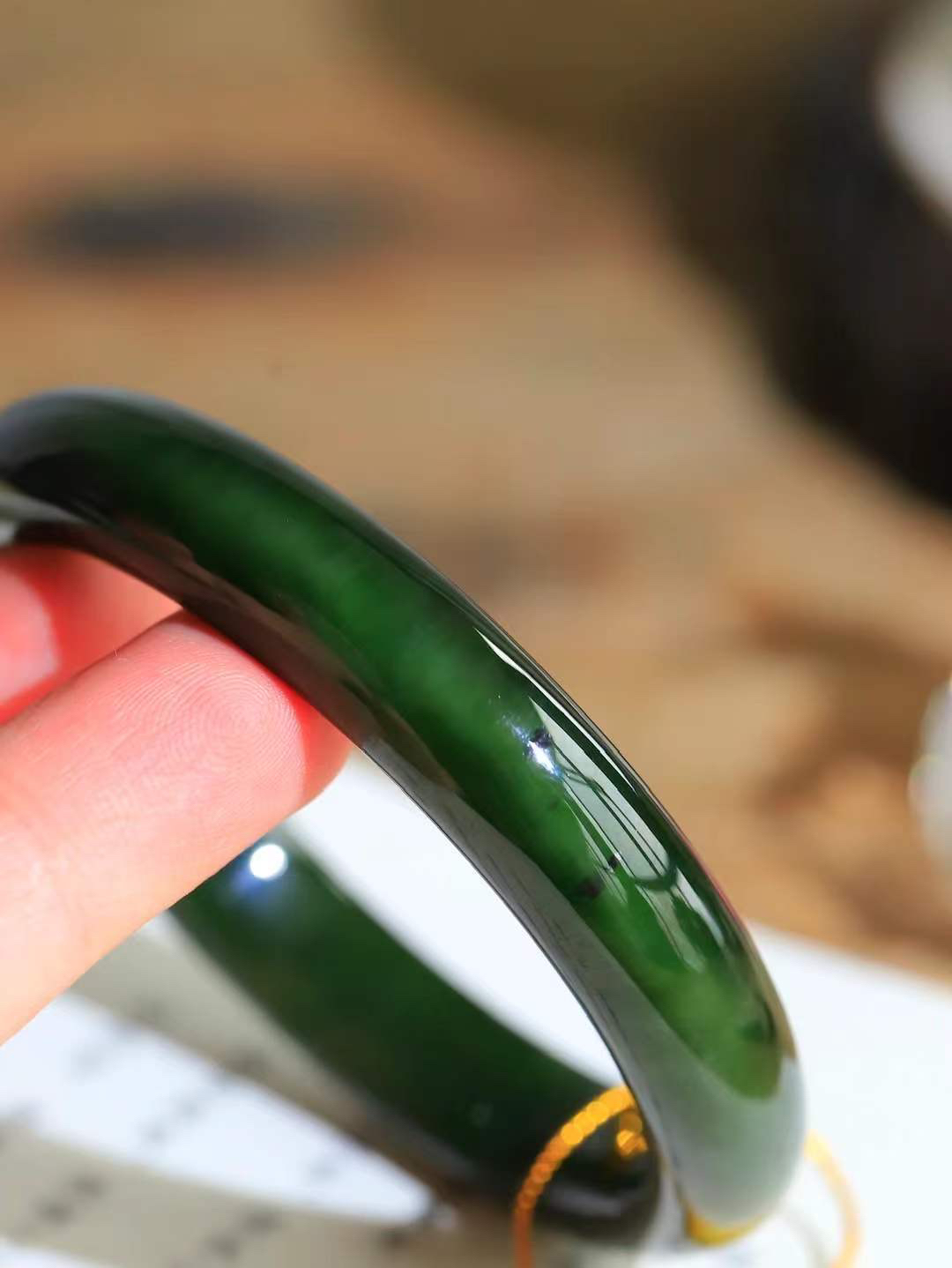 （碧色荡漾.手镯）

精品和田玉碧玉微猫眼手镯，灼灼其华想像靓妆淡伫 ，腕间绿意跳脱冰壶莹，坐间静对，姑射仙姿潇洒处，艳冶最奇料子油润滋腻镯型饱满，手感上佳。重57.5克   内径60mm尺寸12.2-8.8mm  24372313T