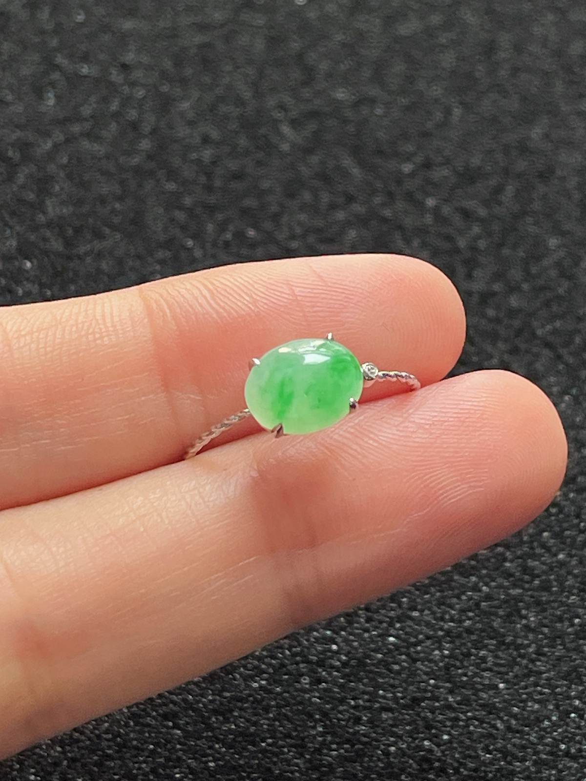 18k金翡翠绿色戒指