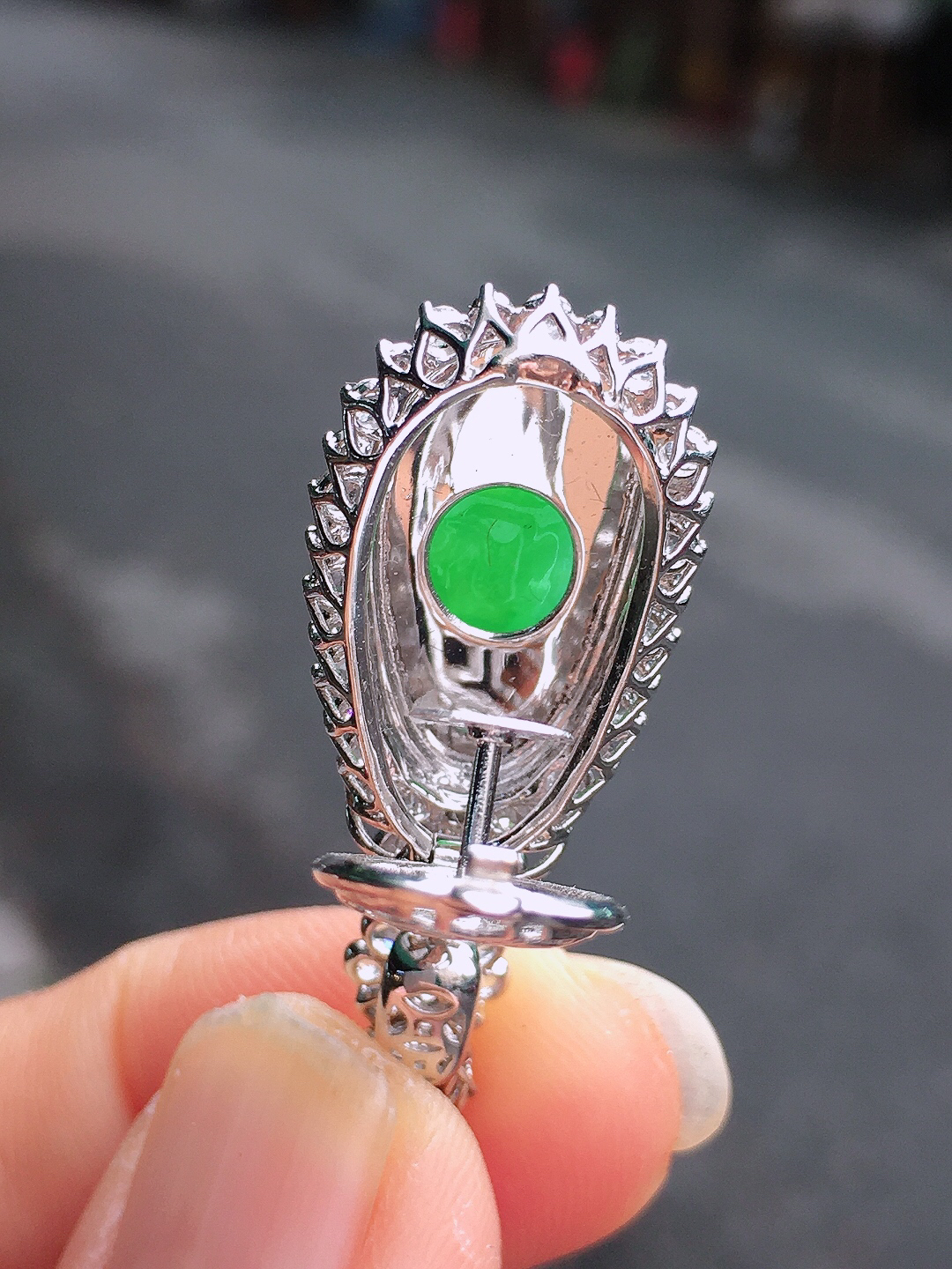 阳绿福豆吊坠，色泽均匀艳丽，玉质细腻，荧光感超
强，饱满圆润，尽显优雅气质，18k
金豪华镶嵌