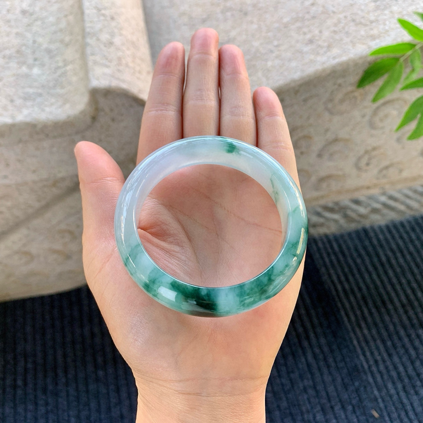 正圈53 54
【圈口】54.5/13.8/8.2
【描述】冰糯飘花，水润，种老，细腻，无纹裂！