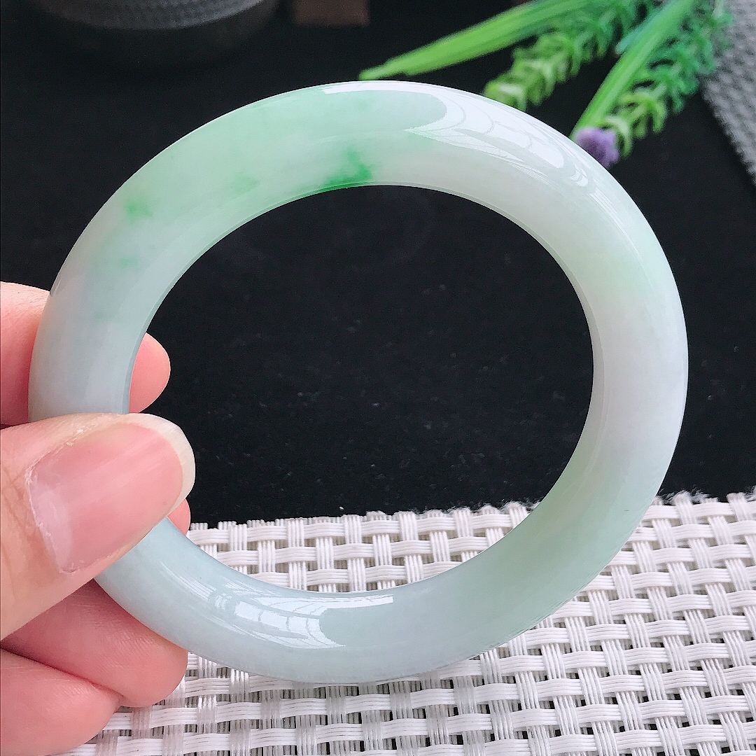 实拍A货翡翠56/11老坑精美温润飘绿胖圆条手镯翡翠玉镯手环