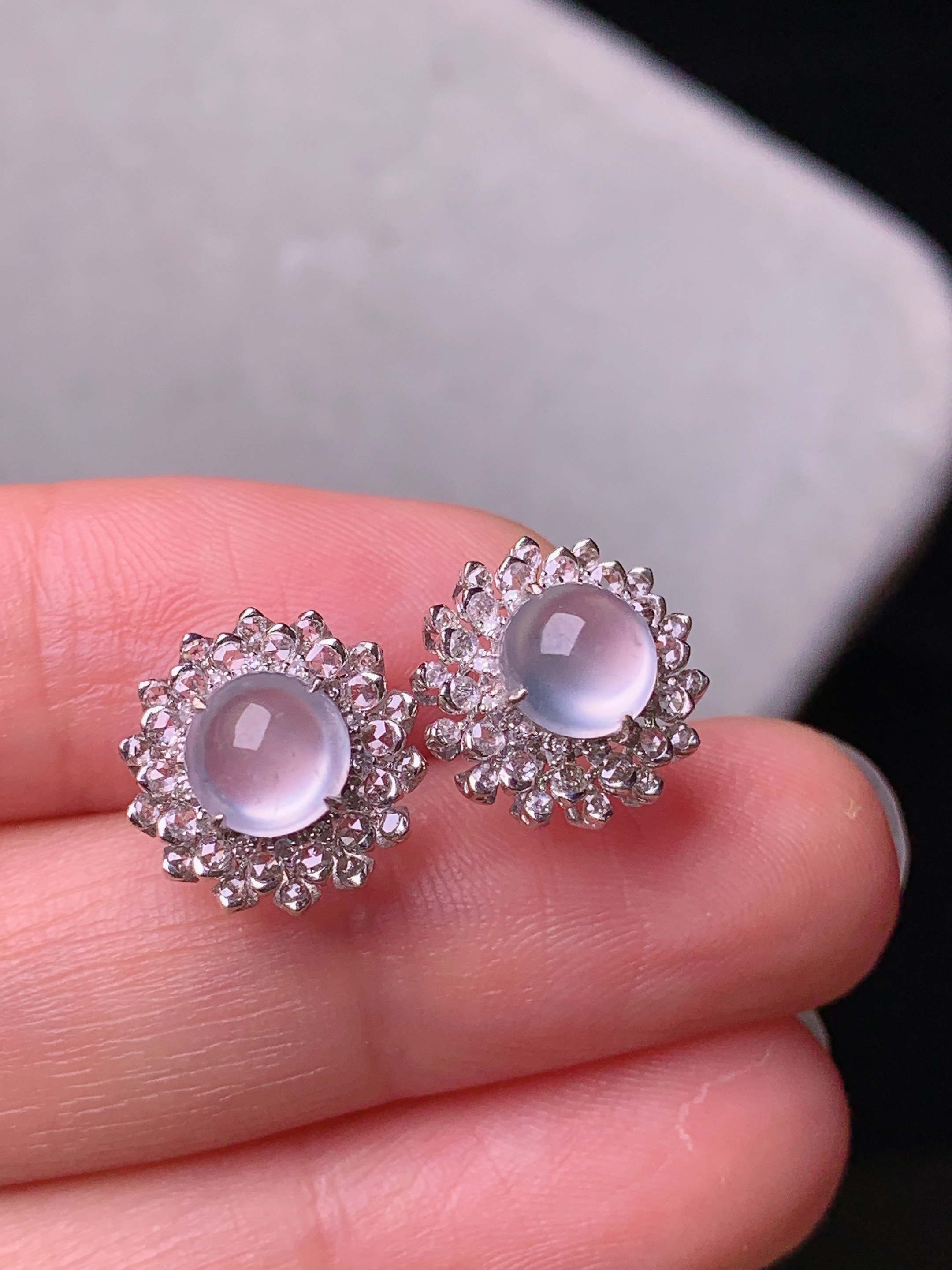 18k金钻镶嵌冰种蛋面耳钉 玉质细腻 色泽艳丽清新 水润亮眼 整体尺寸12*7.6t1