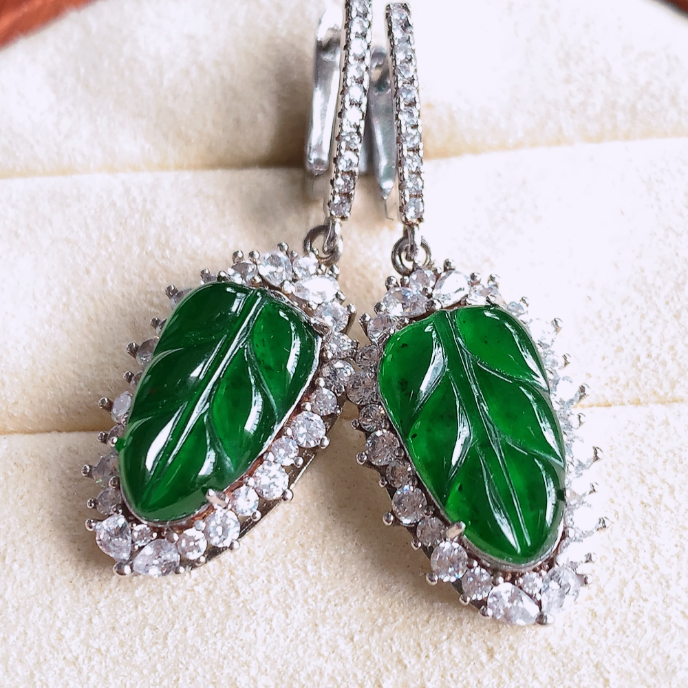 925银镶冰润满绿金枝玉叶翡翠耳坠  老种起胶感  飘花灵动  寓意“金枝玉叶，大业有成，一夜成名”  饱满大气，水润通透。W481.25   整体尺寸：24.5-13.8-6.3mm  裸石尺寸：14.5-9mm