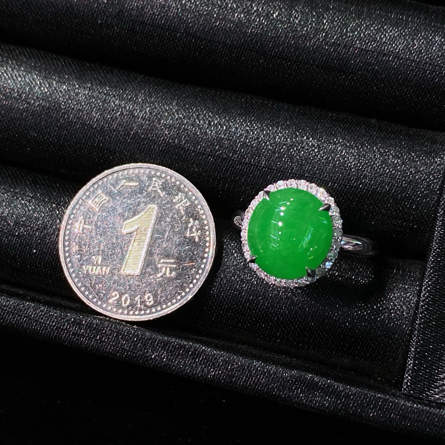 辣阳绿蛋面戒指 
色泽浓郁鲜亮，圆润饱满
18k金镶嵌，简镶真的很耐看
实物更美～