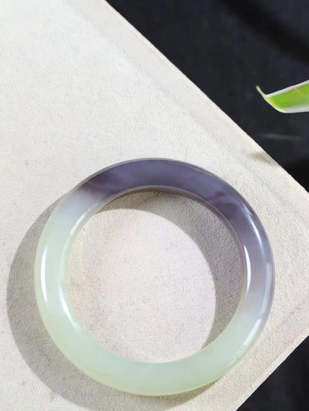 （温柔雅致.手镯）

精品️和田玉双色手镯。镯型饱满，温润细腻，脂润沁香。️执一卷书，沏一盏茶，着一袭裙，戴一只镯。淡淡浅笺，素心若兰，静赏玉中诗画。悠悠岁月，芊手轻摘，盛满诗样芳华。重55.6克   尺寸54.5-11-10.4mm    FDL-66362333