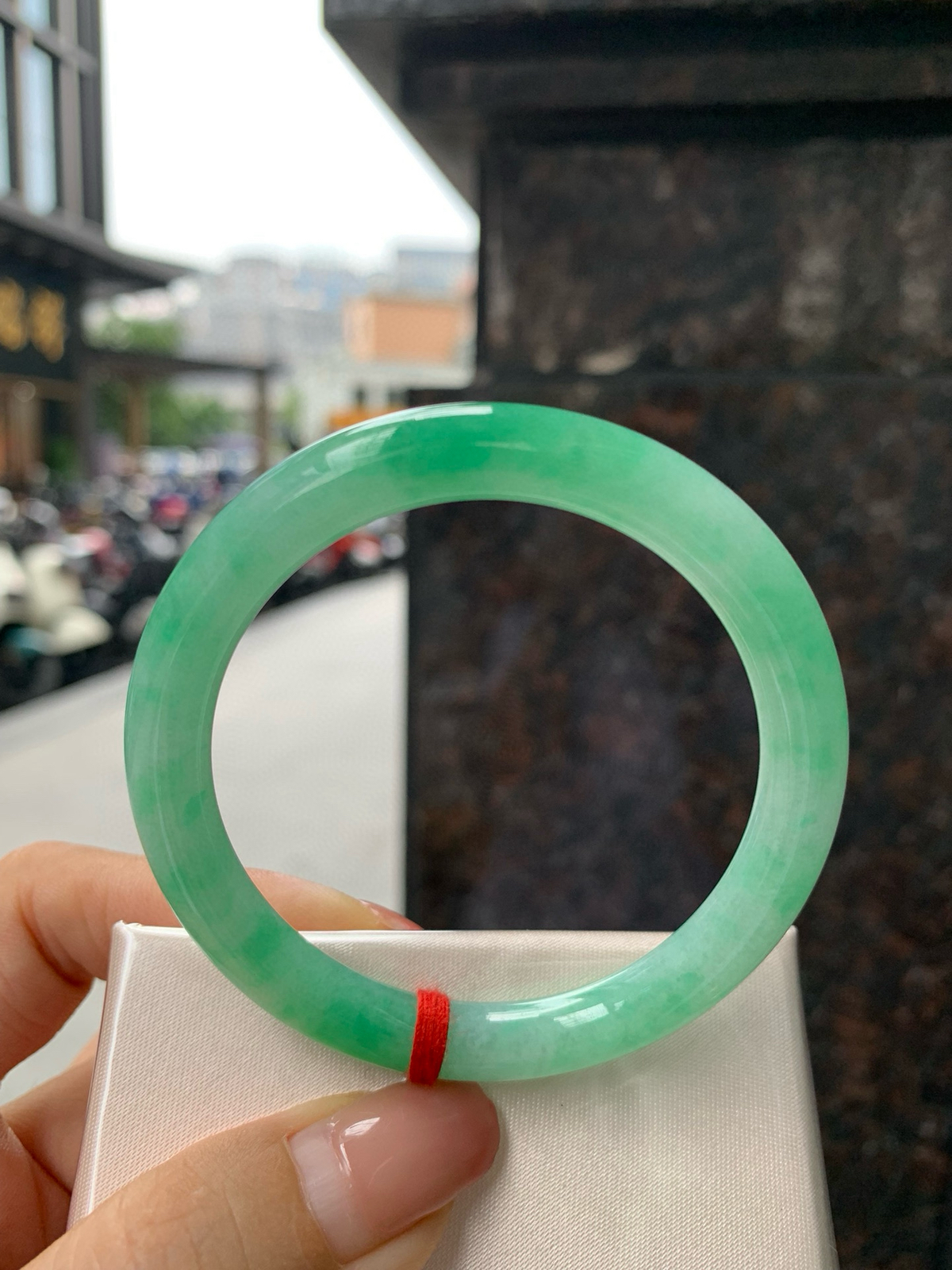 飘绿美人条
52.5-8-7.7
无纹裂，底妆细腻，近满绿美人条仙女专属款