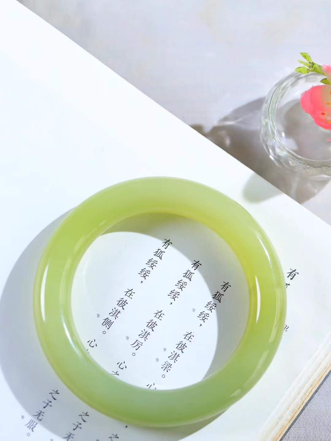 【玉佳人·手镯】

精品️和田玉黄口点墨圆条手镯 ，玉质细腻油润，做工细致精美，端庄素雅，亭亭玉立，芊芊素手。芊芊素手，怎能忘镯？秀美镯型，更显婀娜。内径59mm 尺寸12.5-12.2mm重82.5克69372380L