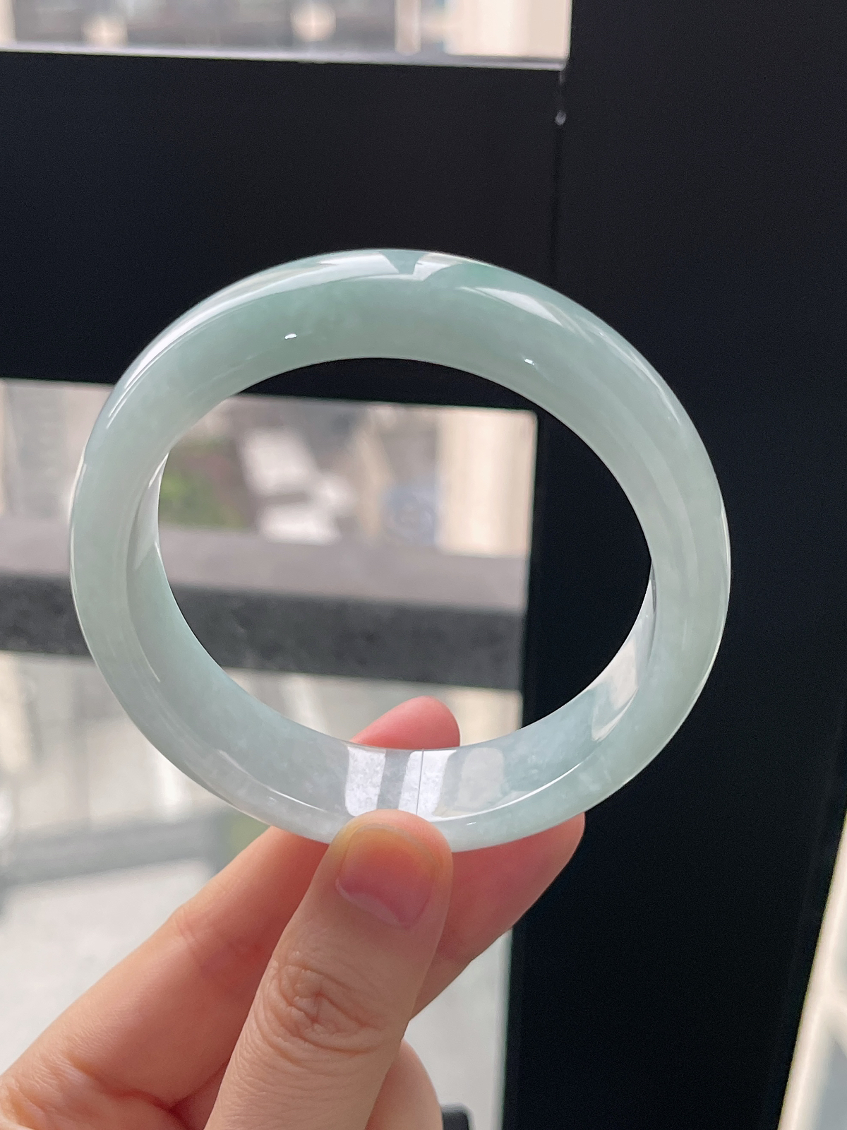 正圈57.9圈口，翡翠糯化种淡蓝绿色宽版手镯