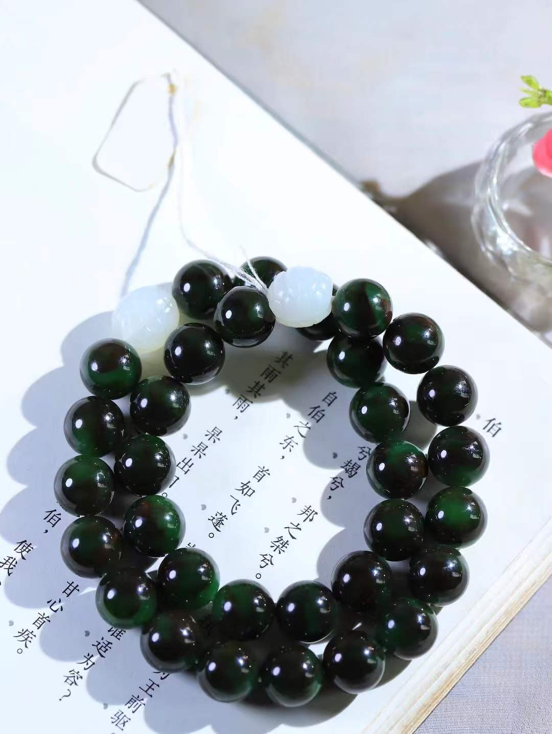 【珠圆玉润.手持】

精品和田玉碧玉珠圆玉润手持 玉质温润细腻  整串打磨圆润，佩戴舒适。珠珠落玉盘