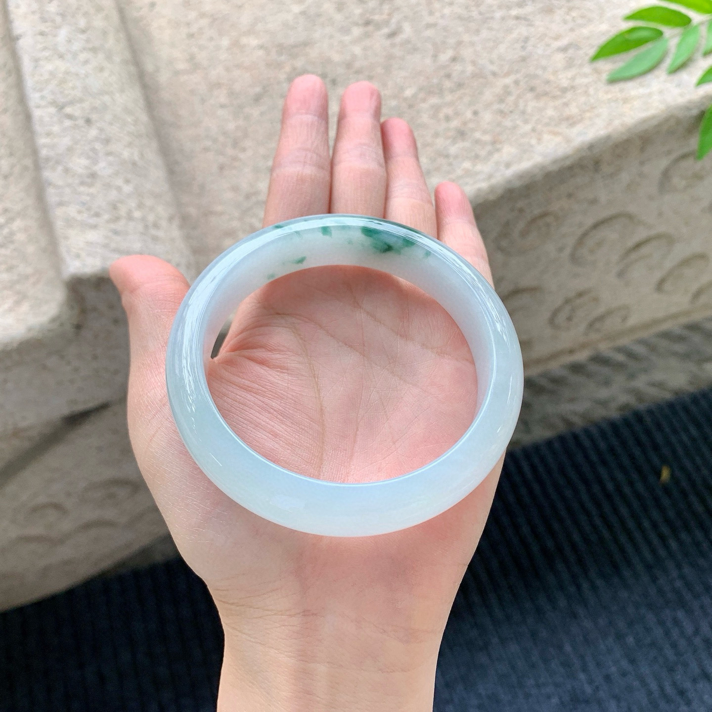 正圈60 61
【圈口】61.6/14.6/8.6
【描述】飘花，水润，种老，细腻，无裂纹！