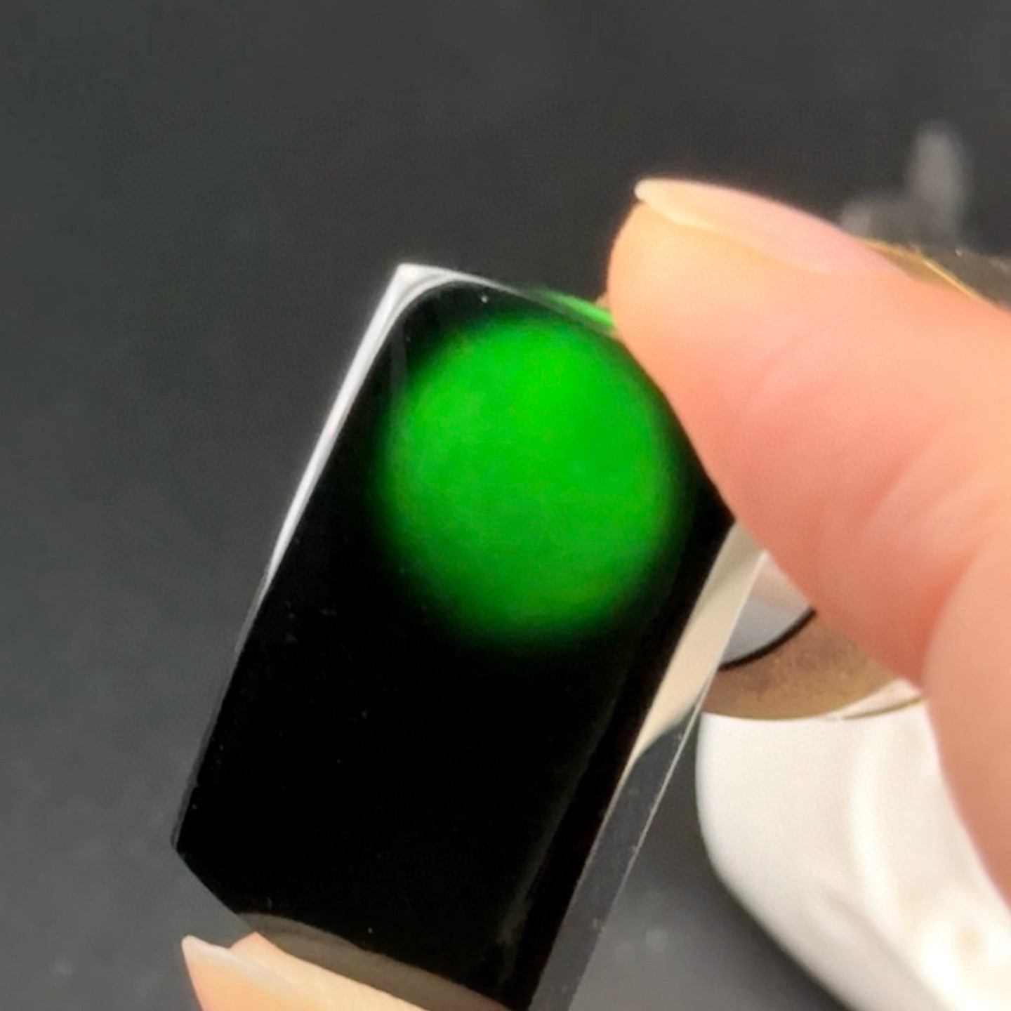 精品墨翠大马鞍裸石无事牌 种好色正 黑度极好 打灯通透 油性十足  尺寸28.7